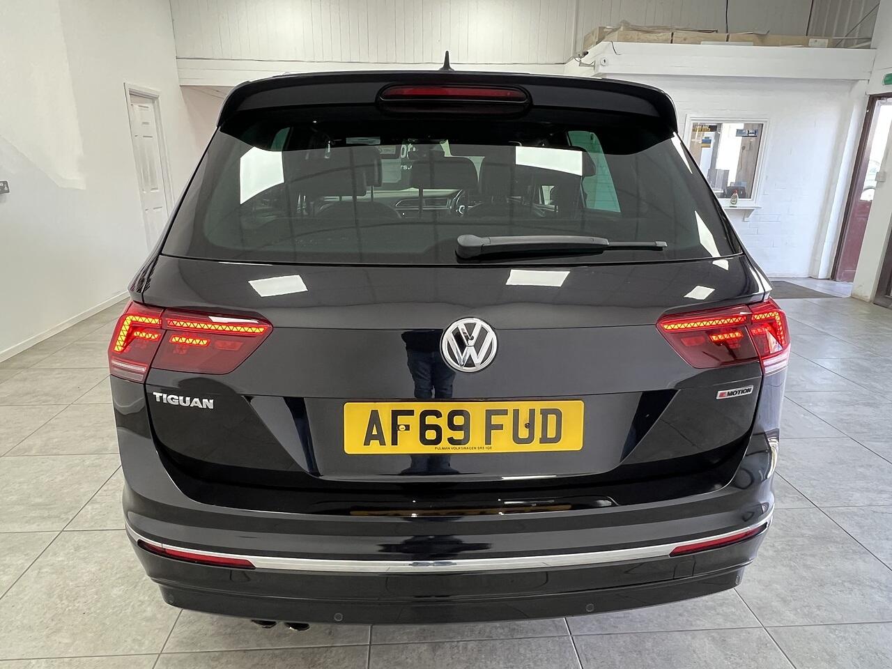Volkswagen Tiguan view 4