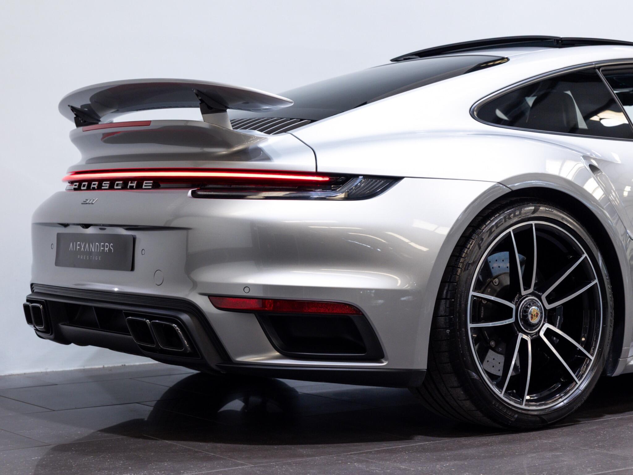 Porsche 911 view 13