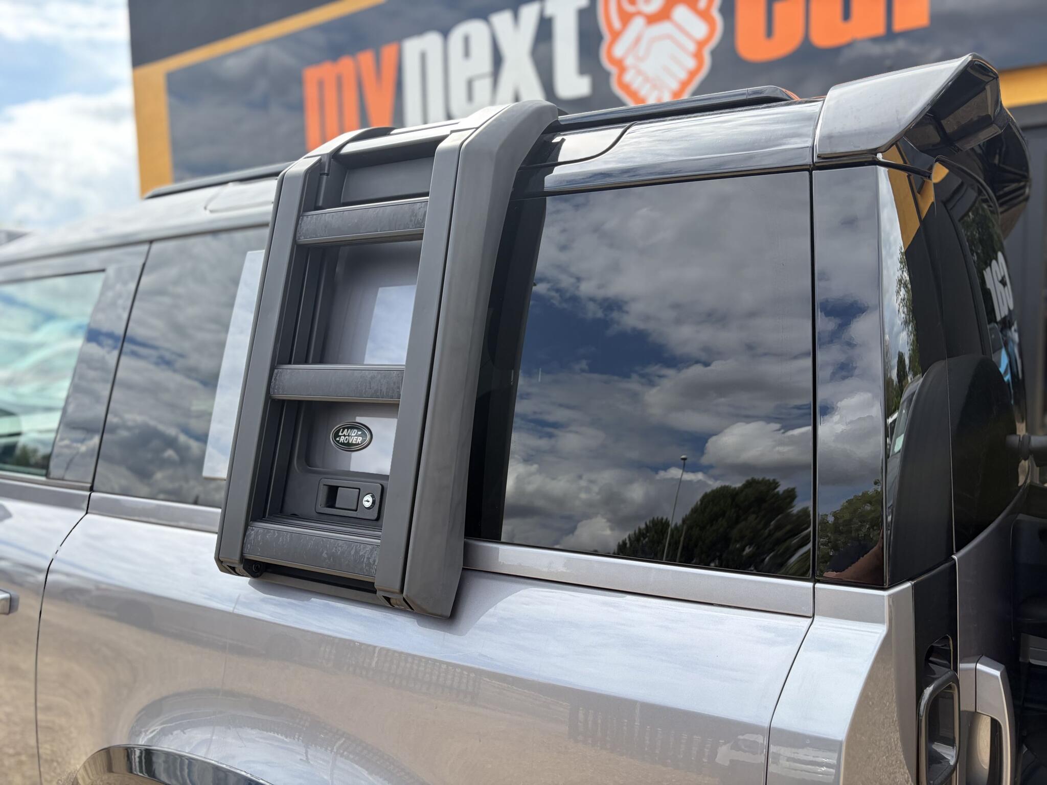 Land Rover Defender 90 view 15