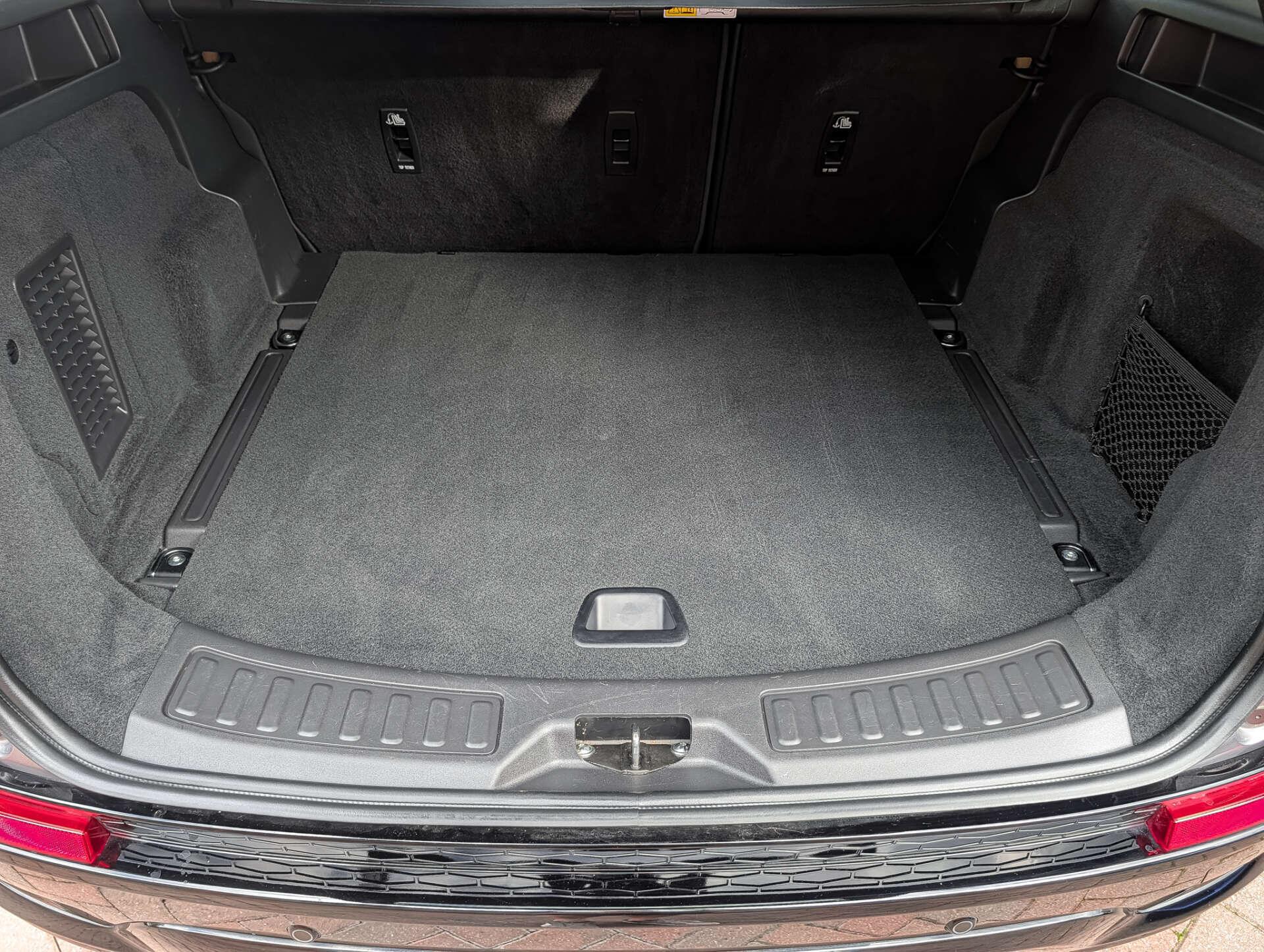 Land Rover Discovery Sport view 45