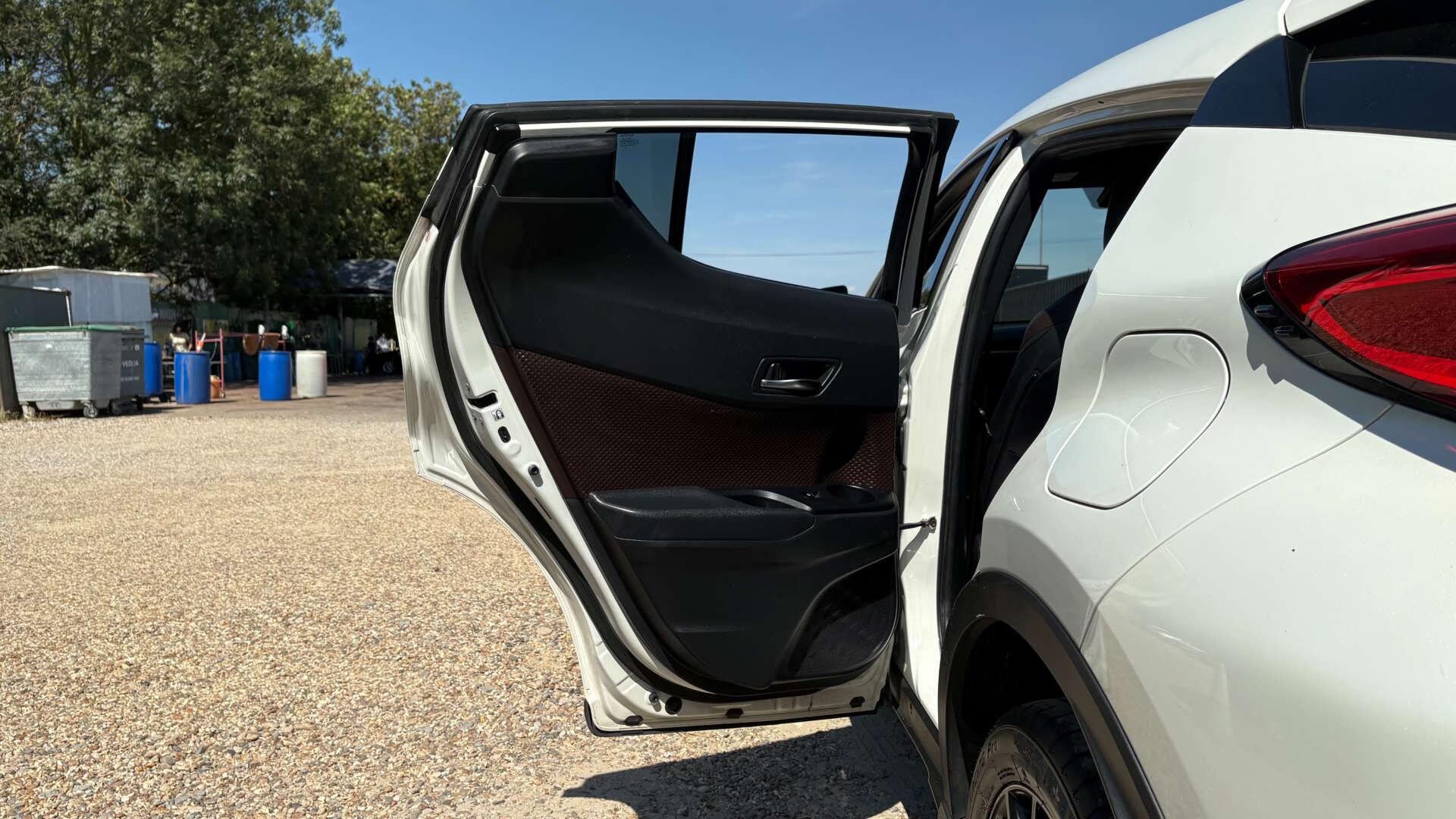 Toyota C-HR view 36