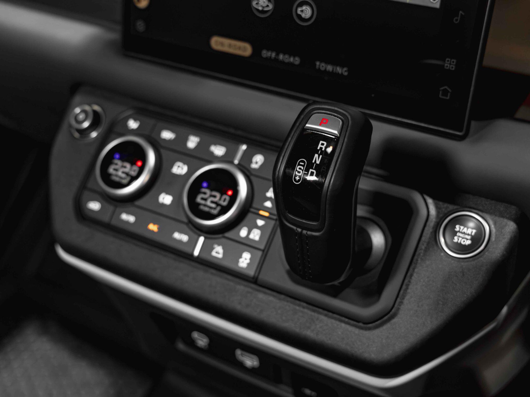 Land Rover Defender 110 view 25