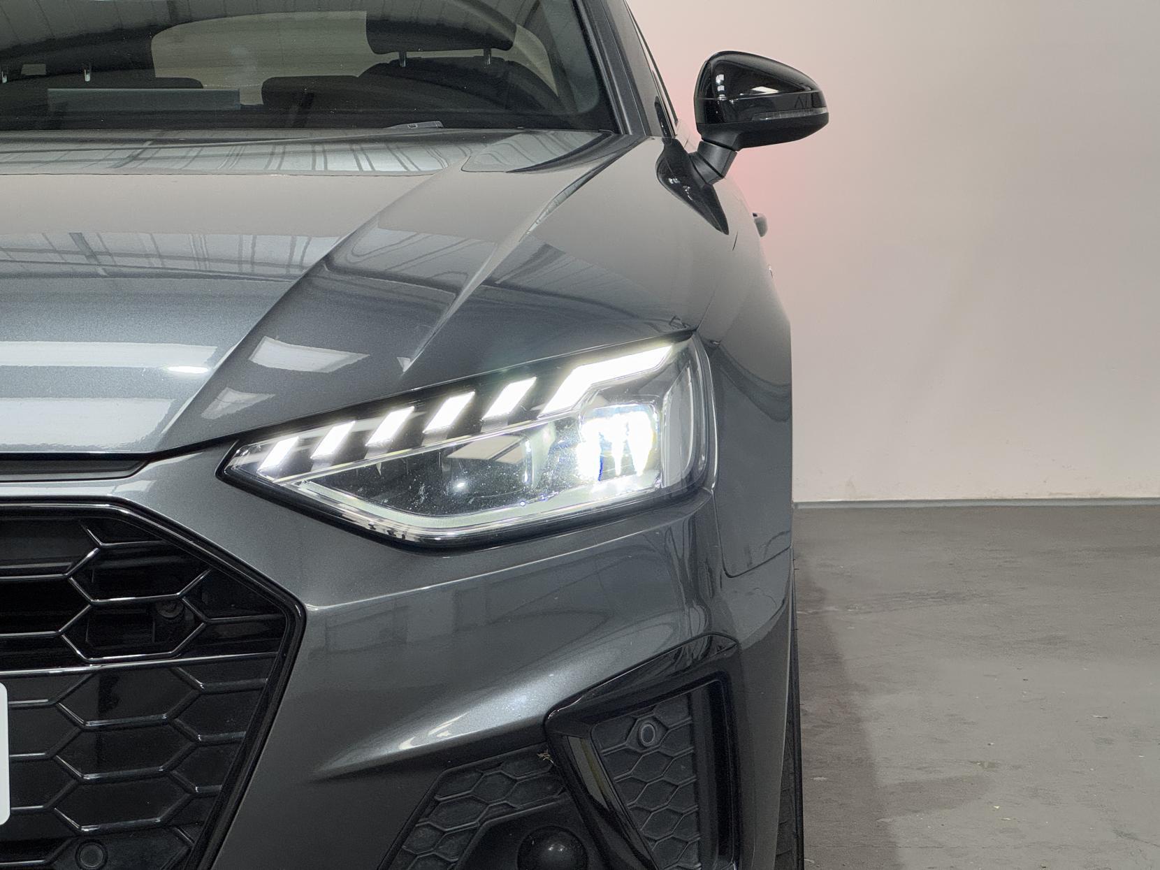 Audi A4 Avant view 4