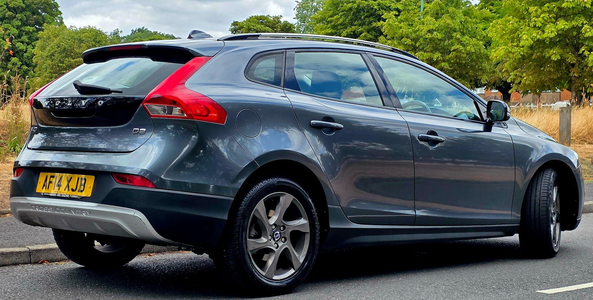 Volvo V40 Cross Country view 11