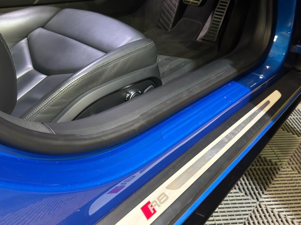Audi R8 view 11
