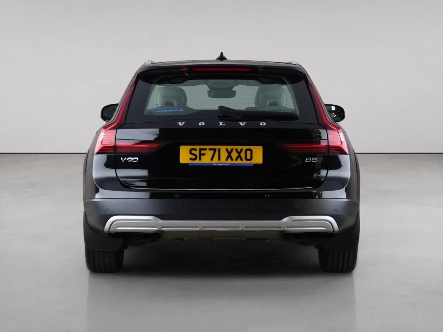 Volvo V90 Cross Country view 7