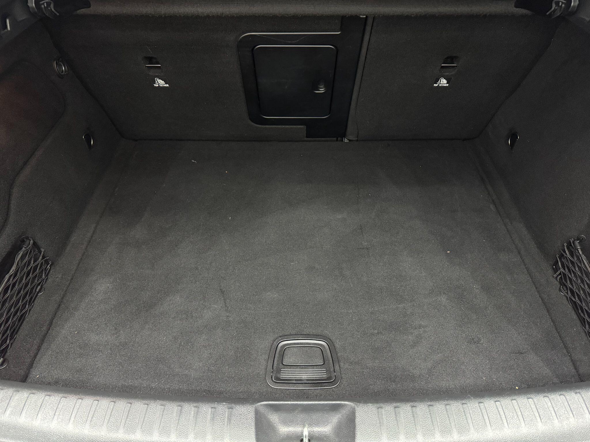 Mercedes-Benz GLA view 60