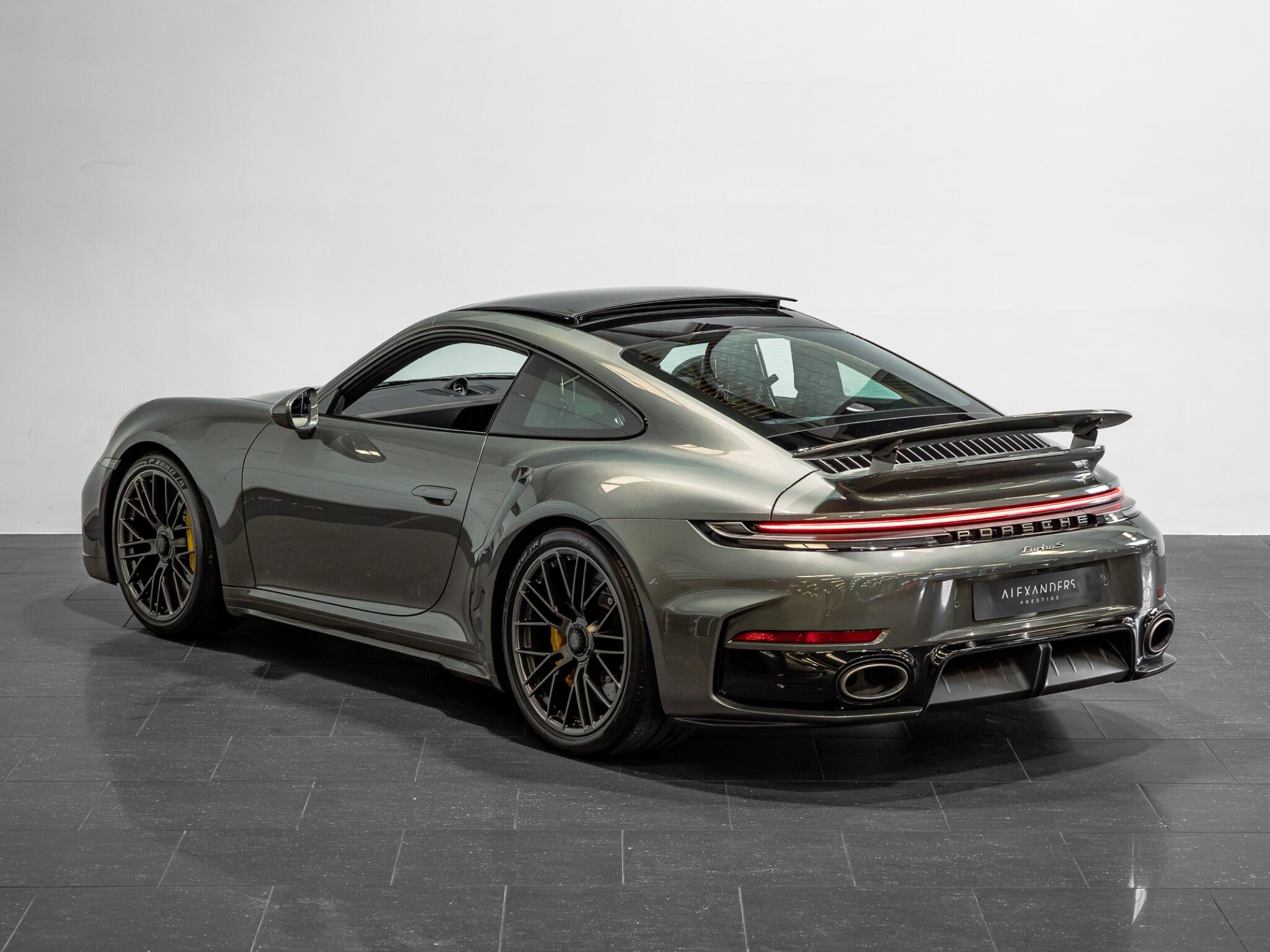 Porsche 911 view 5