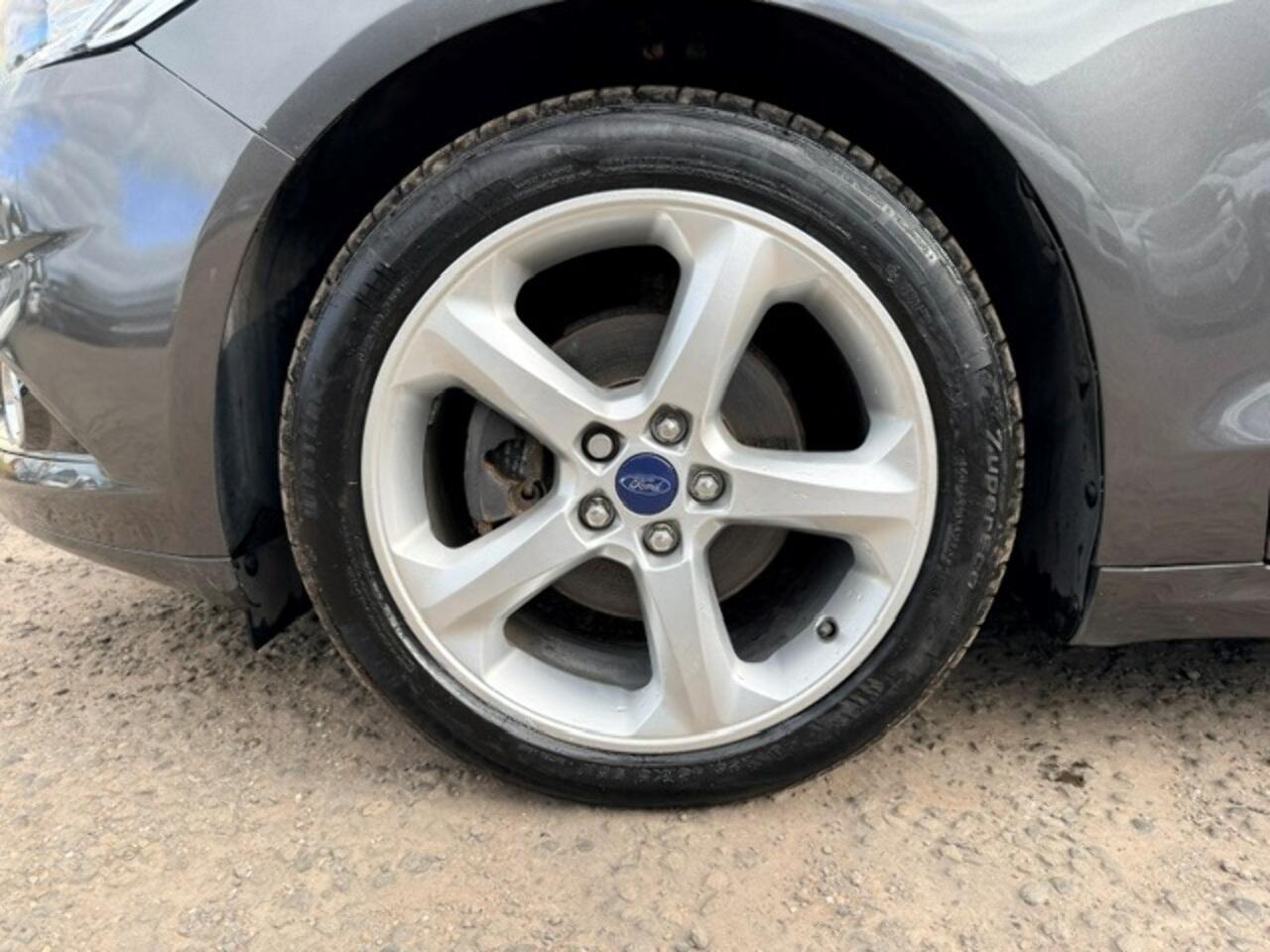 Ford Mondeo view 13