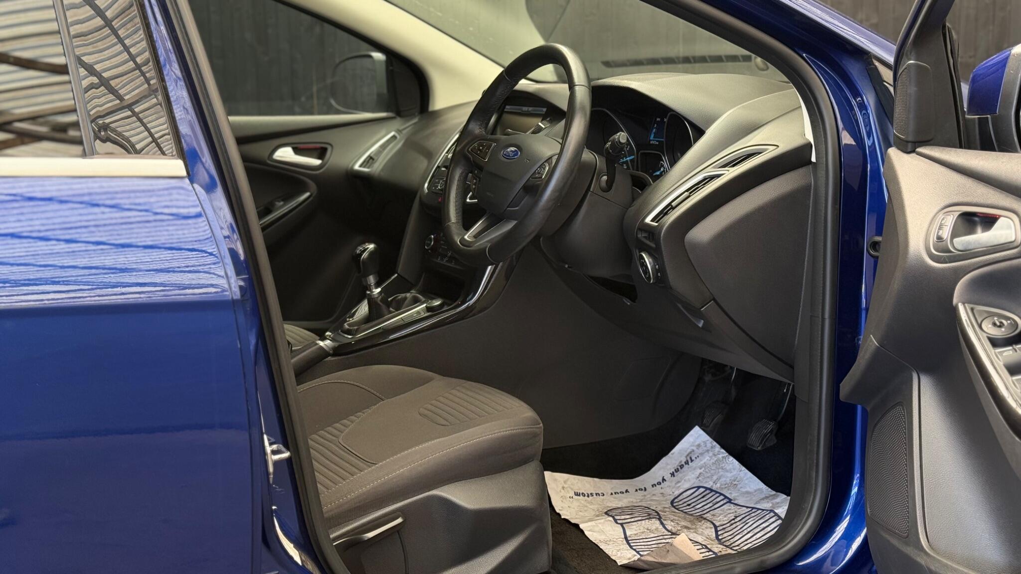 Ford Focus view 16