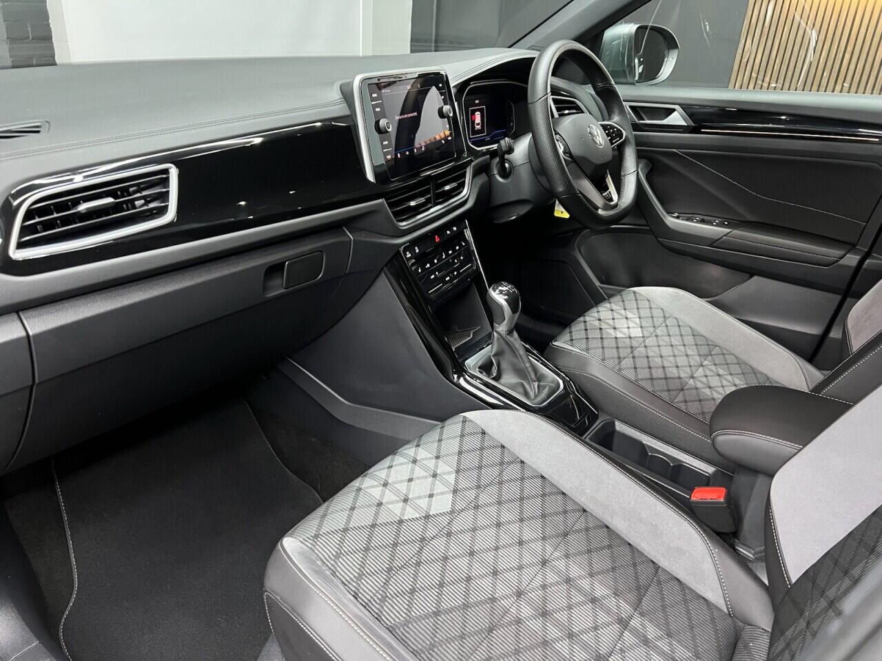 Volkswagen T-Roc view 31