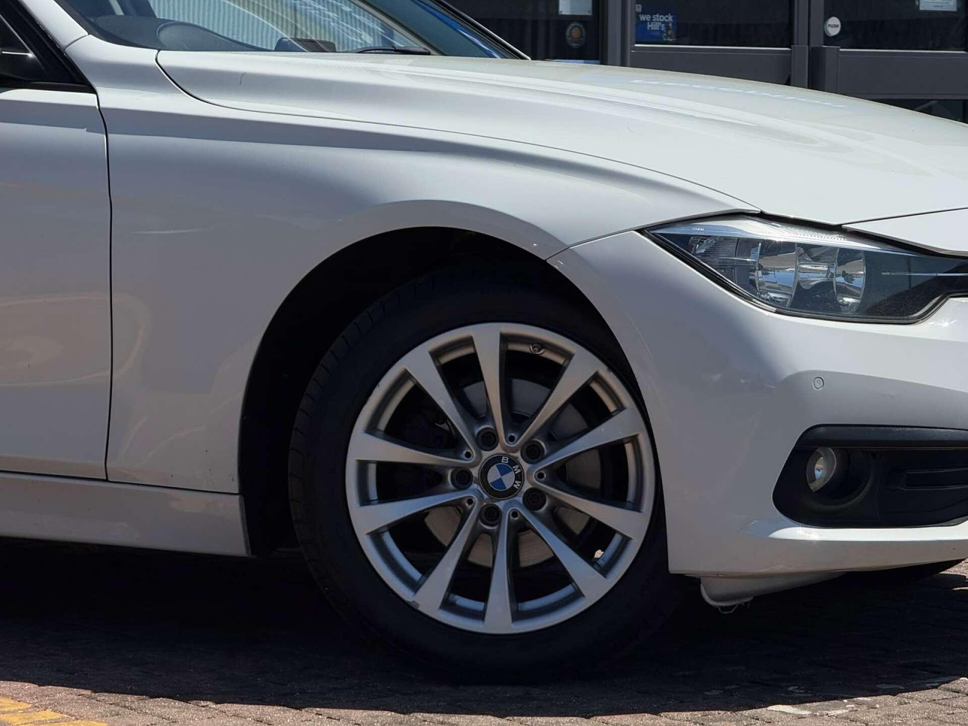 BMW 3 Series view 18