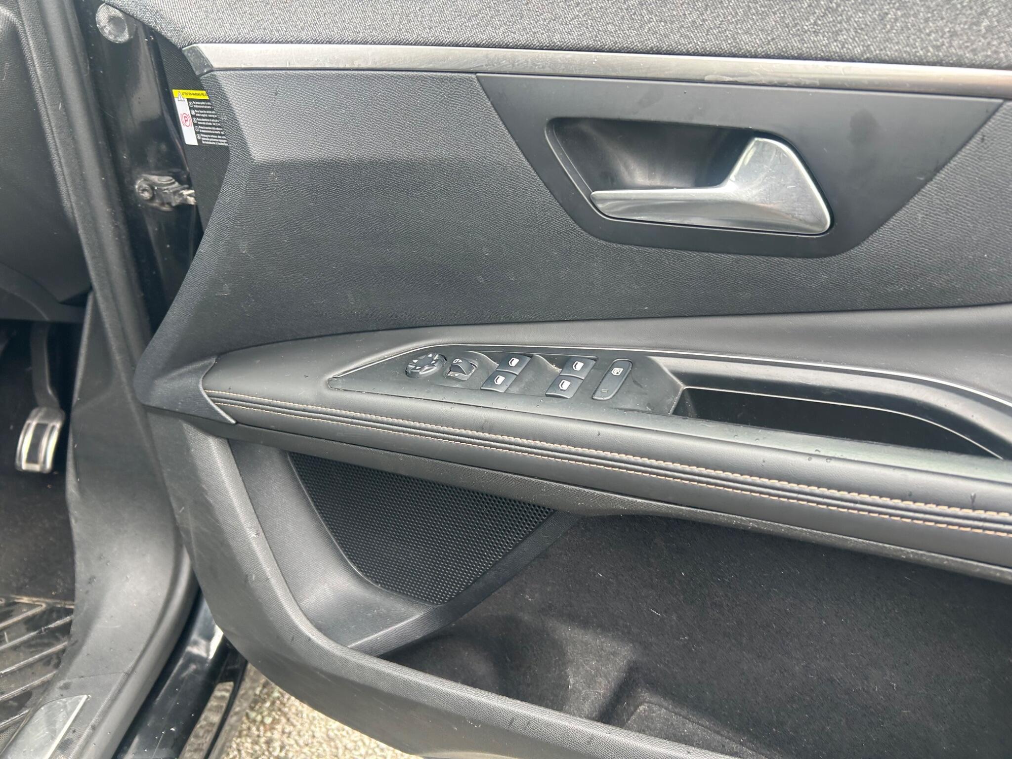 Peugeot 5008 view 16