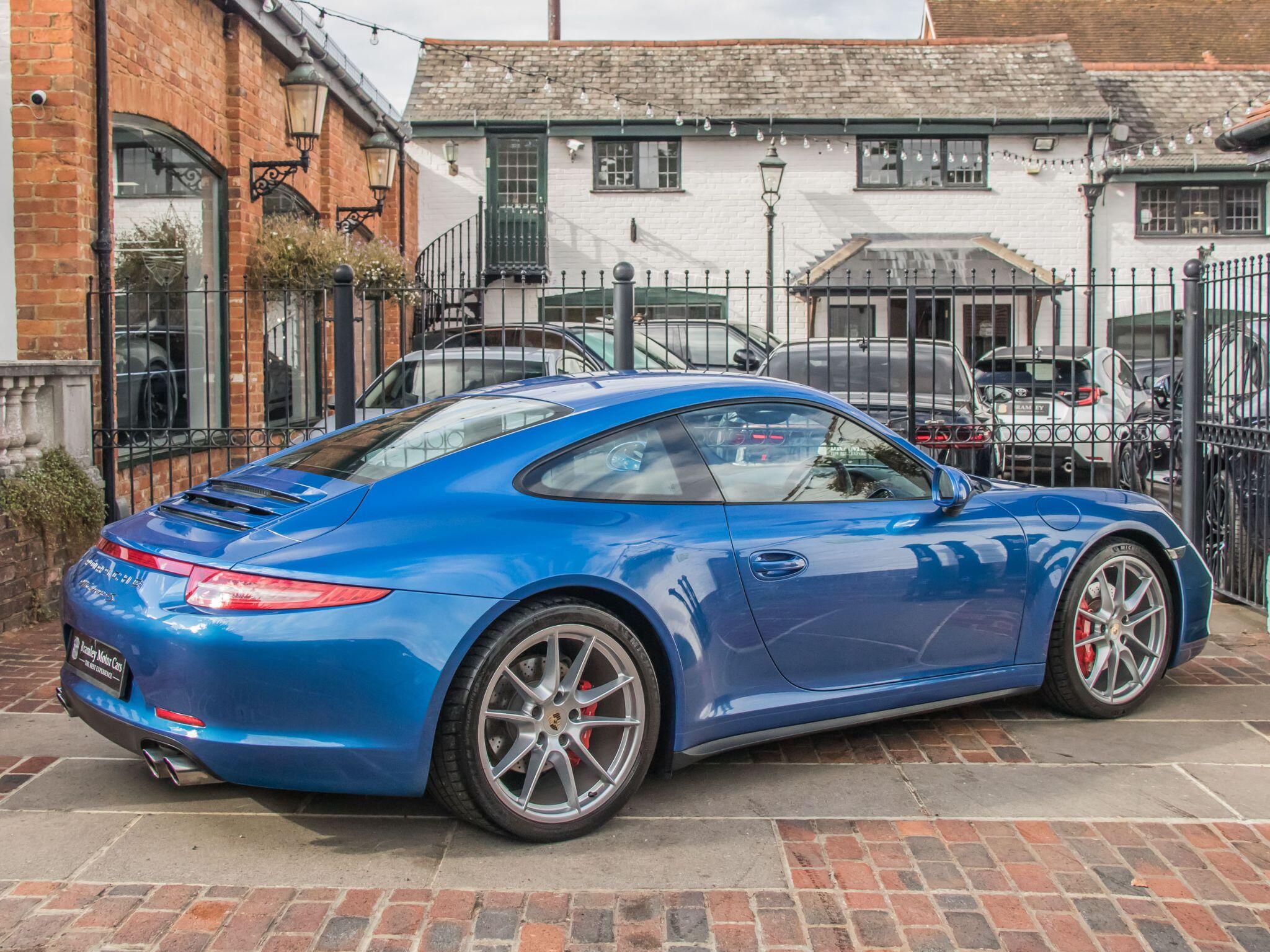 Porsche 911 view 9