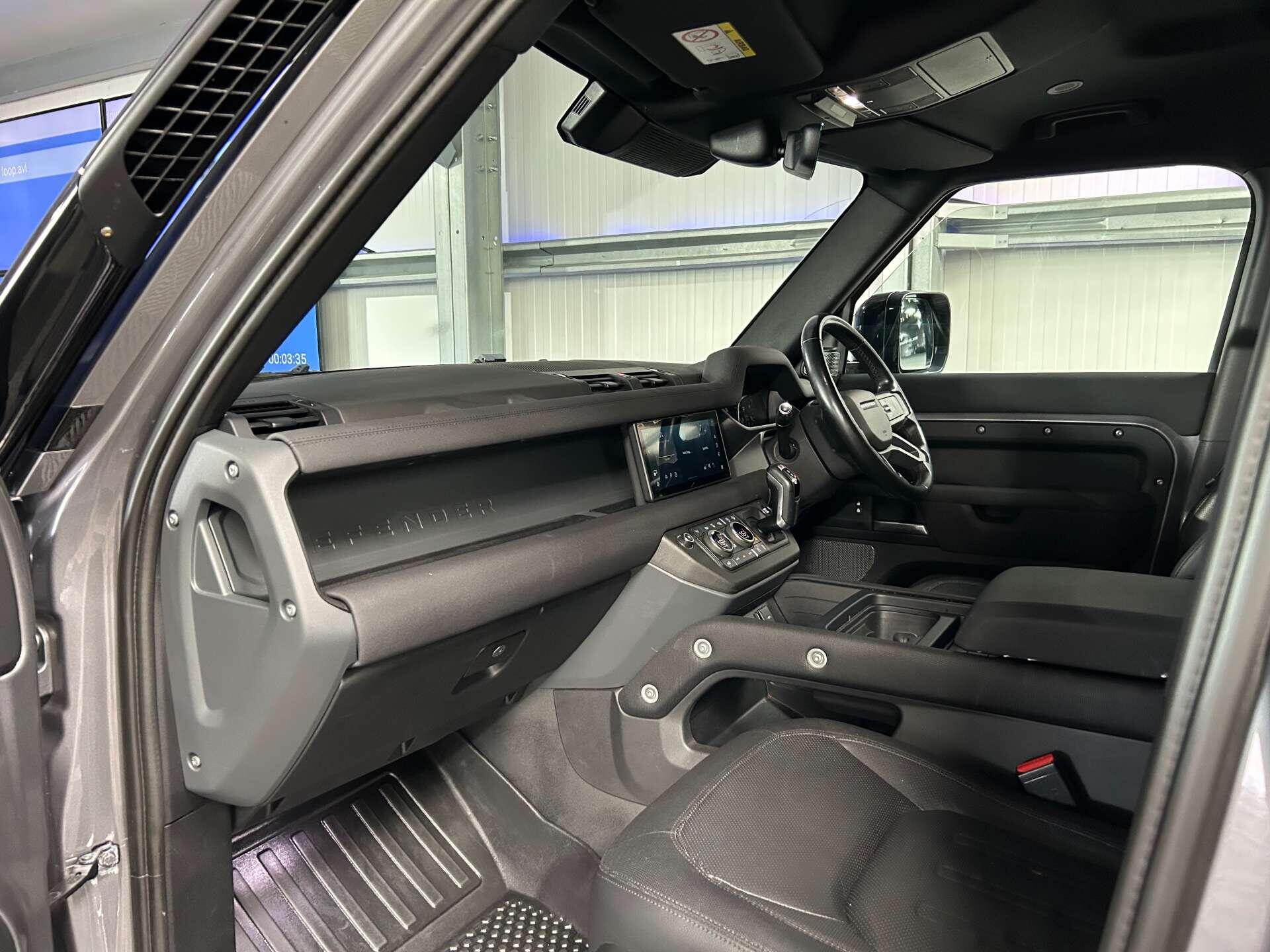 Land Rover Defender 110 view 36