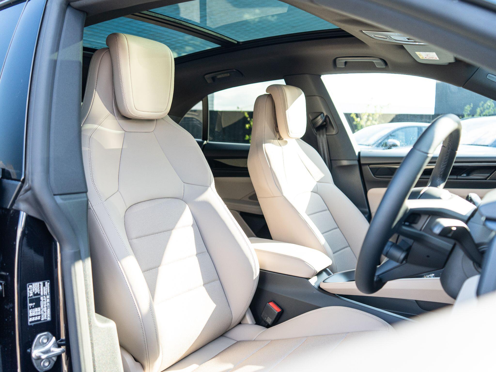Porsche Macan view 20