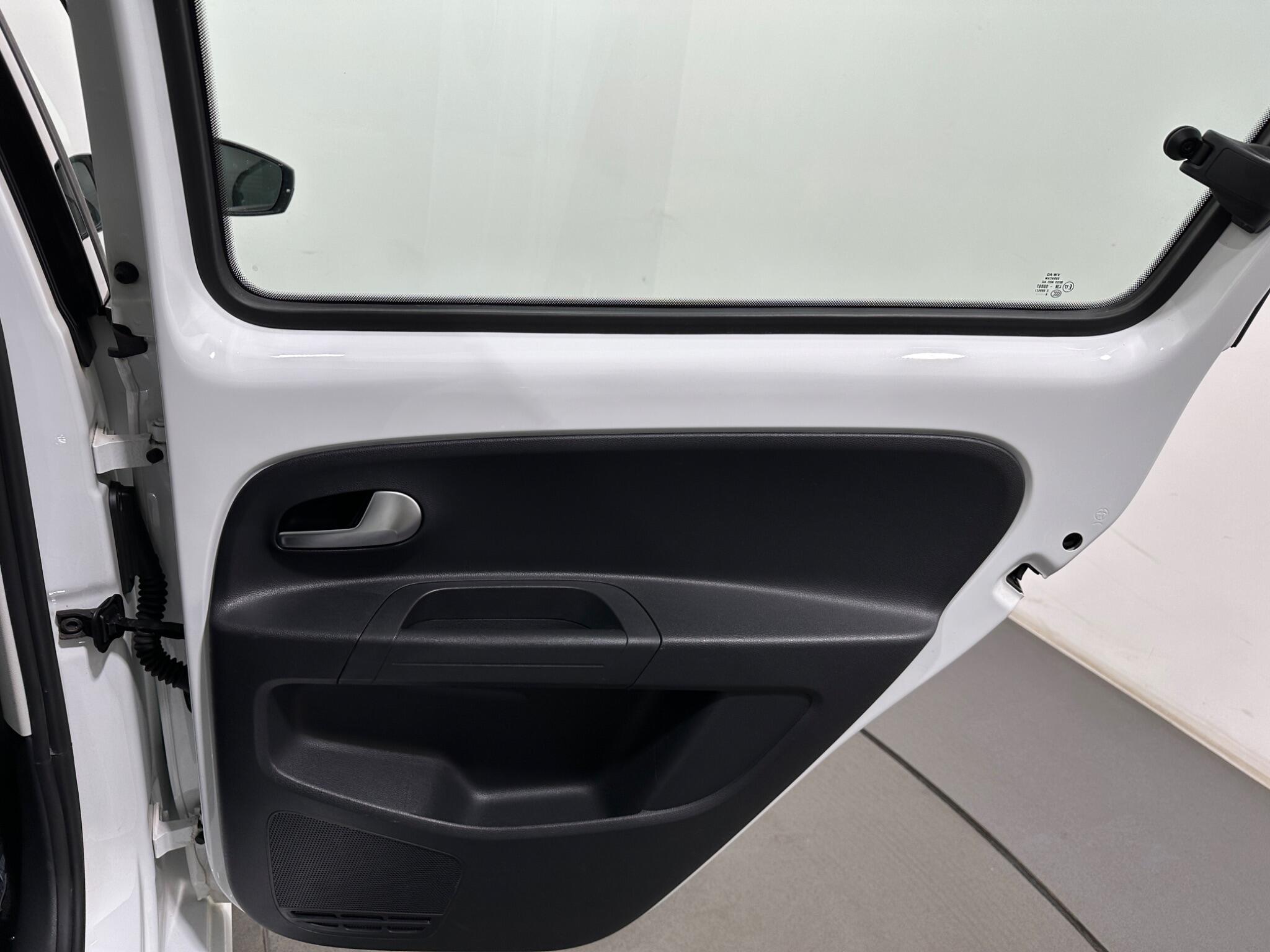 Volkswagen Up! view 37