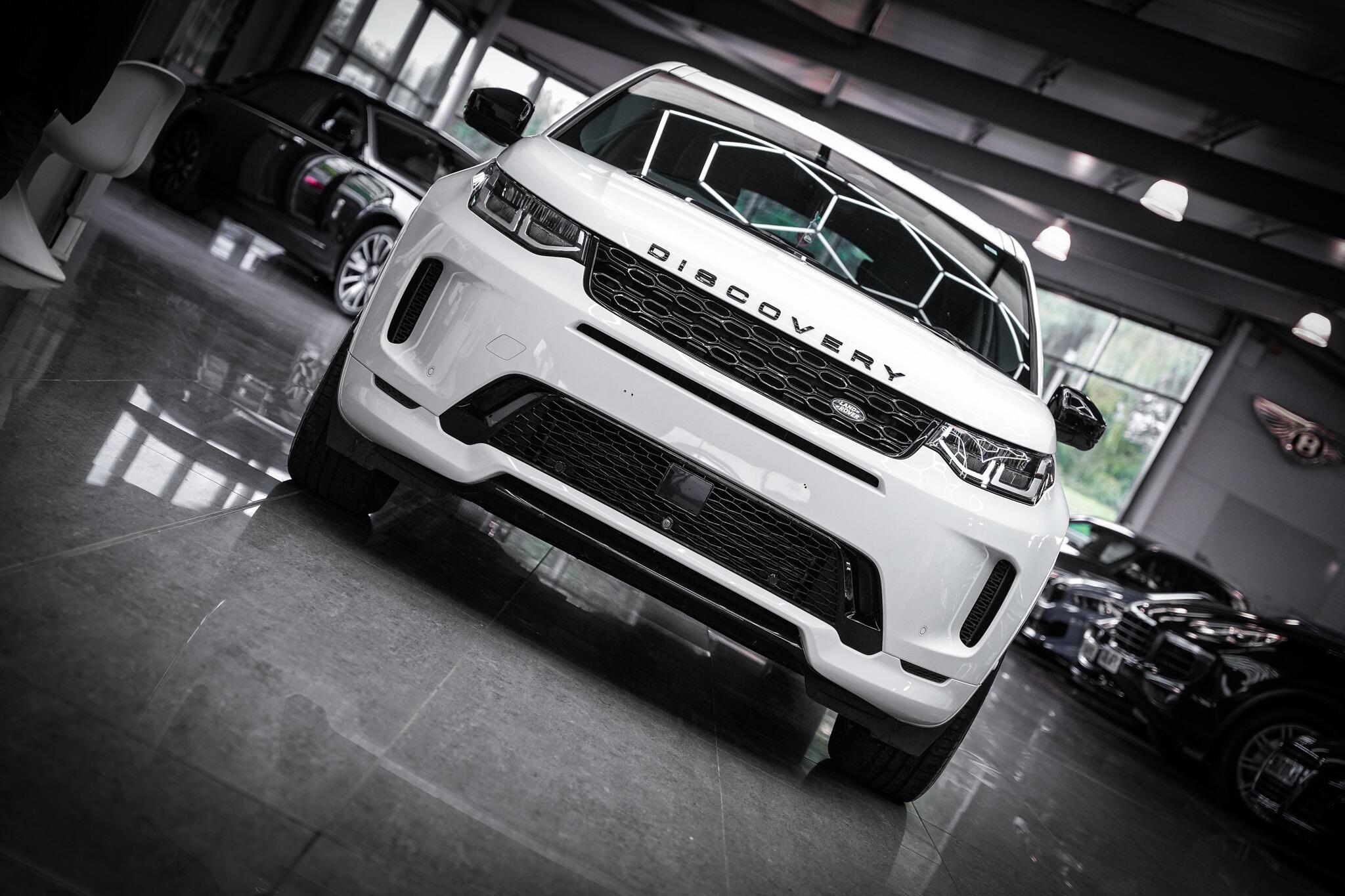 Land Rover Discovery Sport view 4