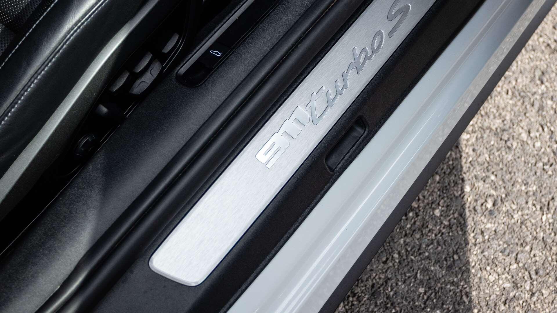 Porsche 911 view 24