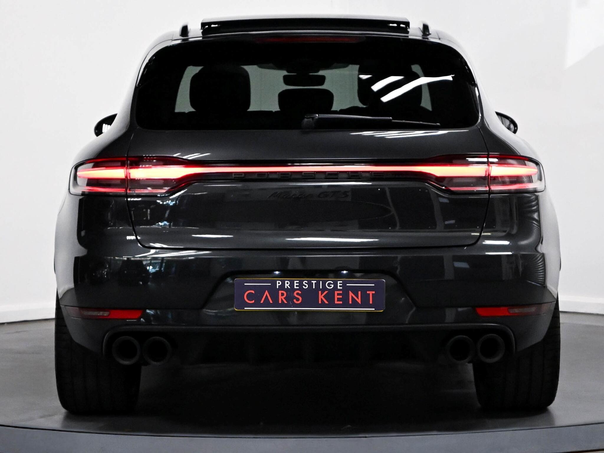 Porsche Macan view 22