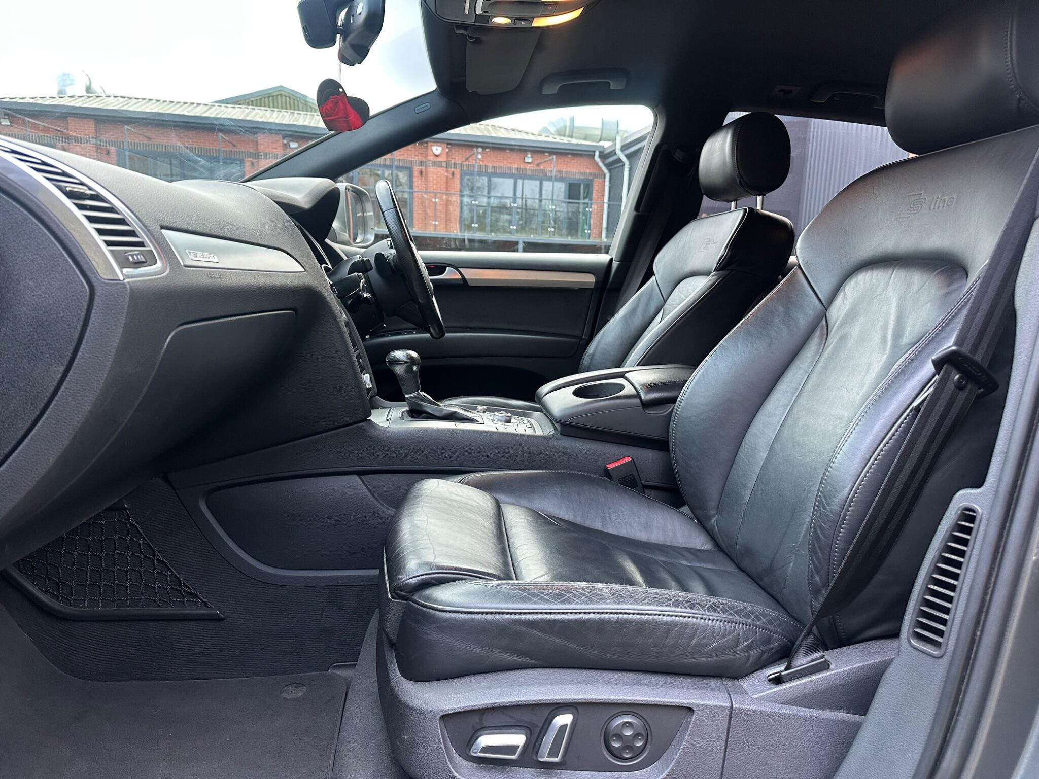 Audi Q7 view 9
