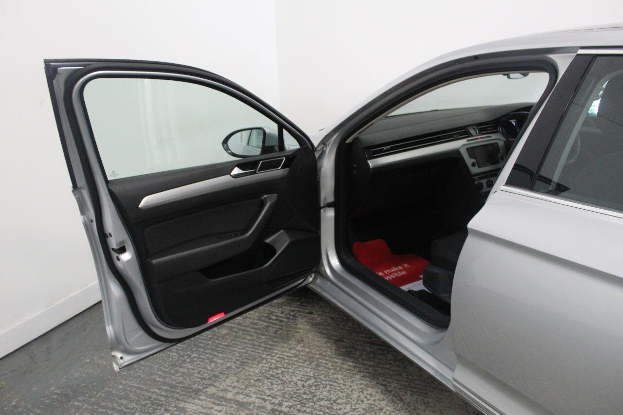 Volkswagen Passat view 28