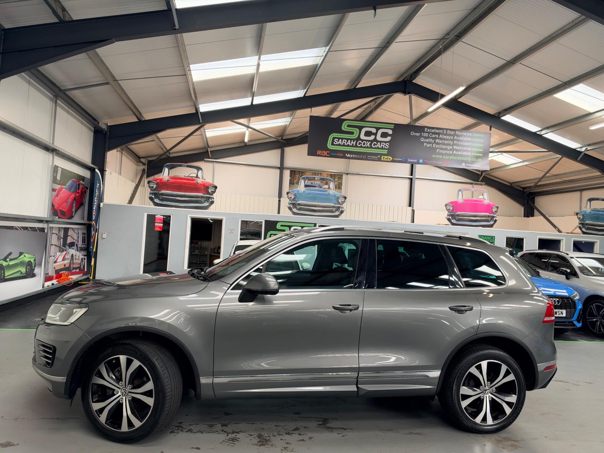 Volkswagen Touareg view 8