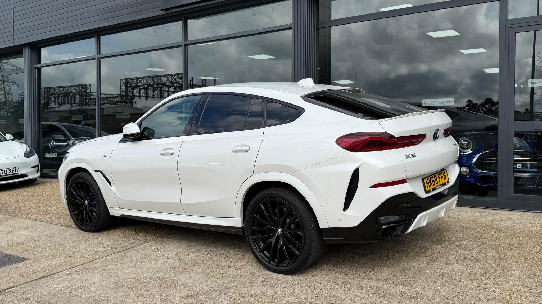 BMW X6 view 3