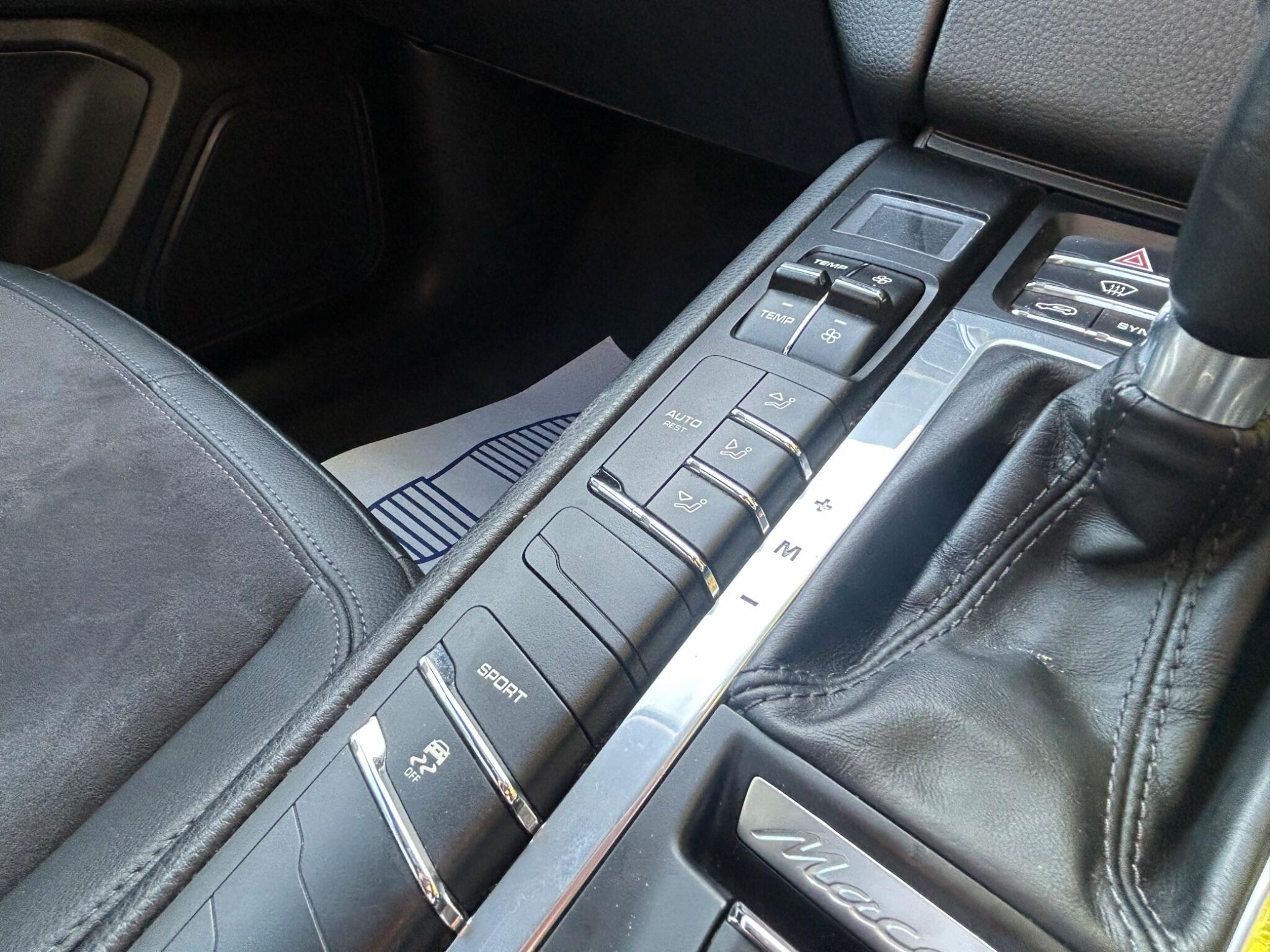 Porsche Macan view 3