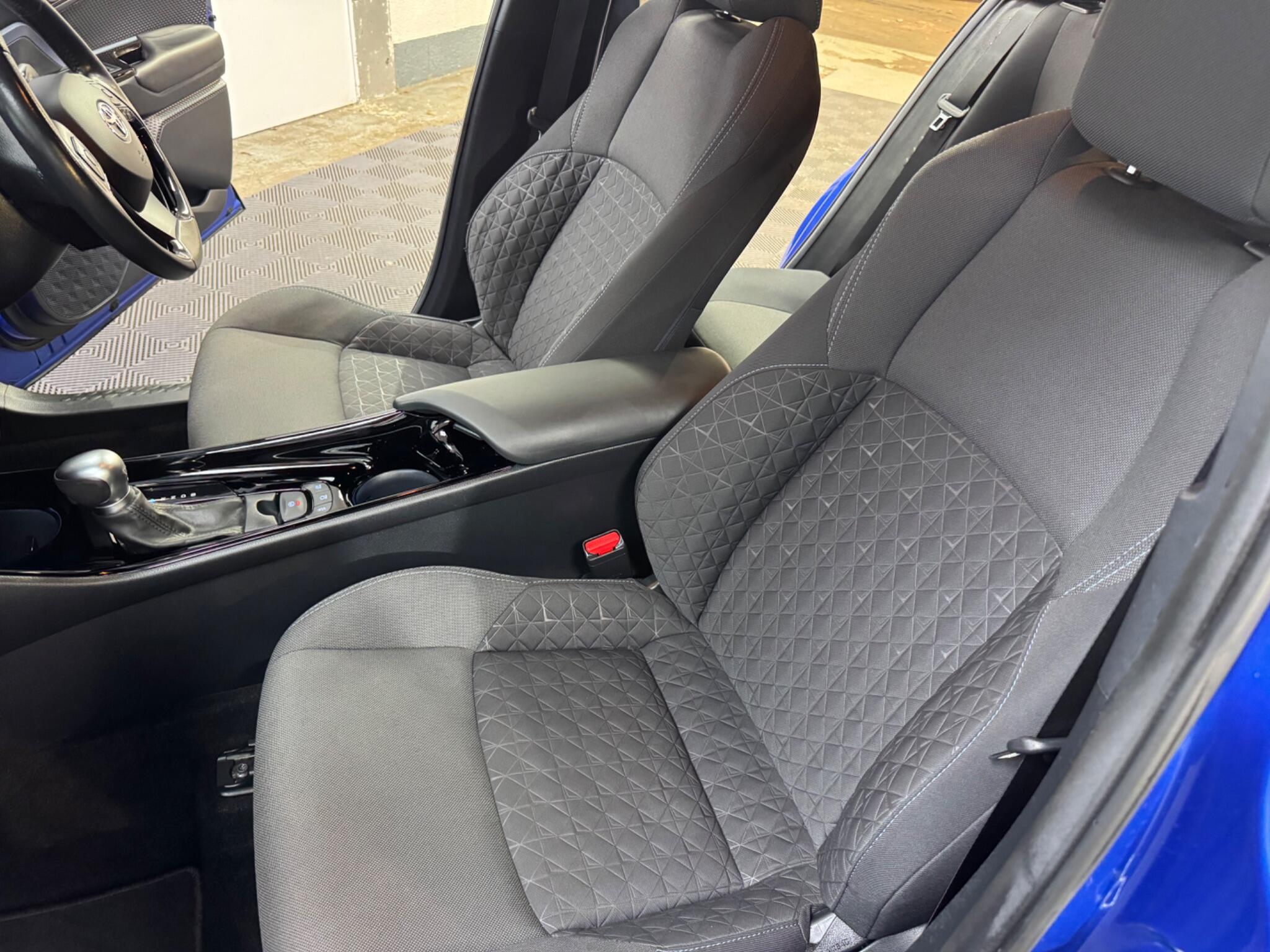 Toyota C-HR view 32