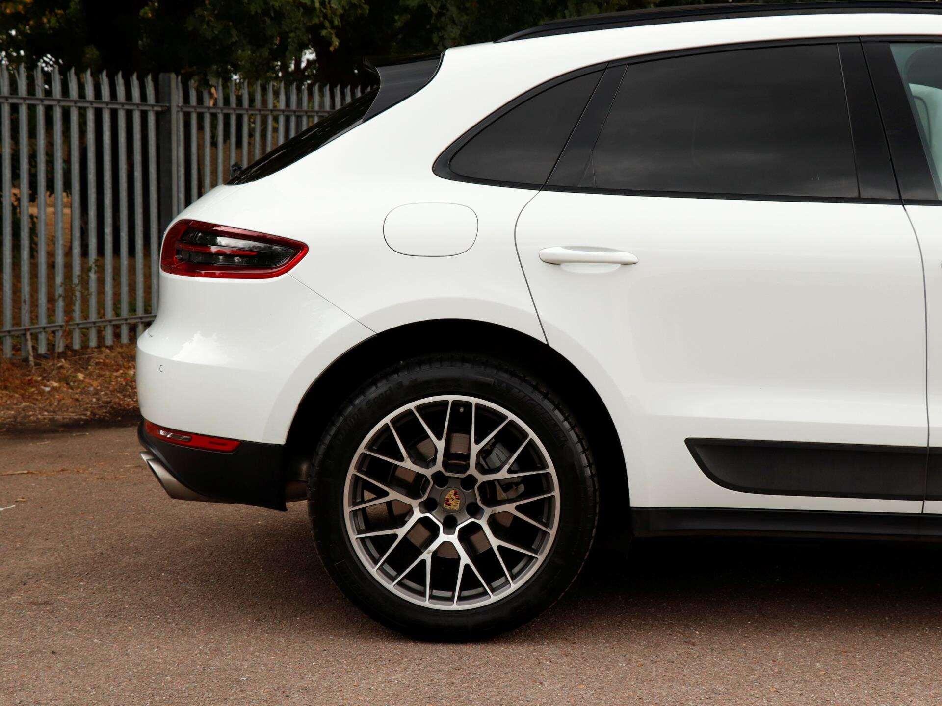 Porsche Macan view 35