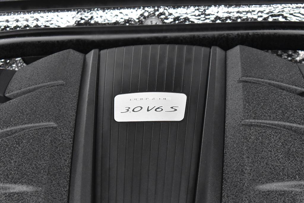 Porsche Macan view 96