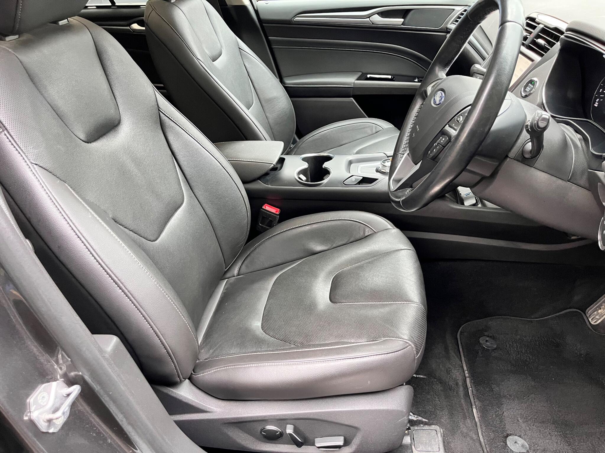 Ford Mondeo view 24