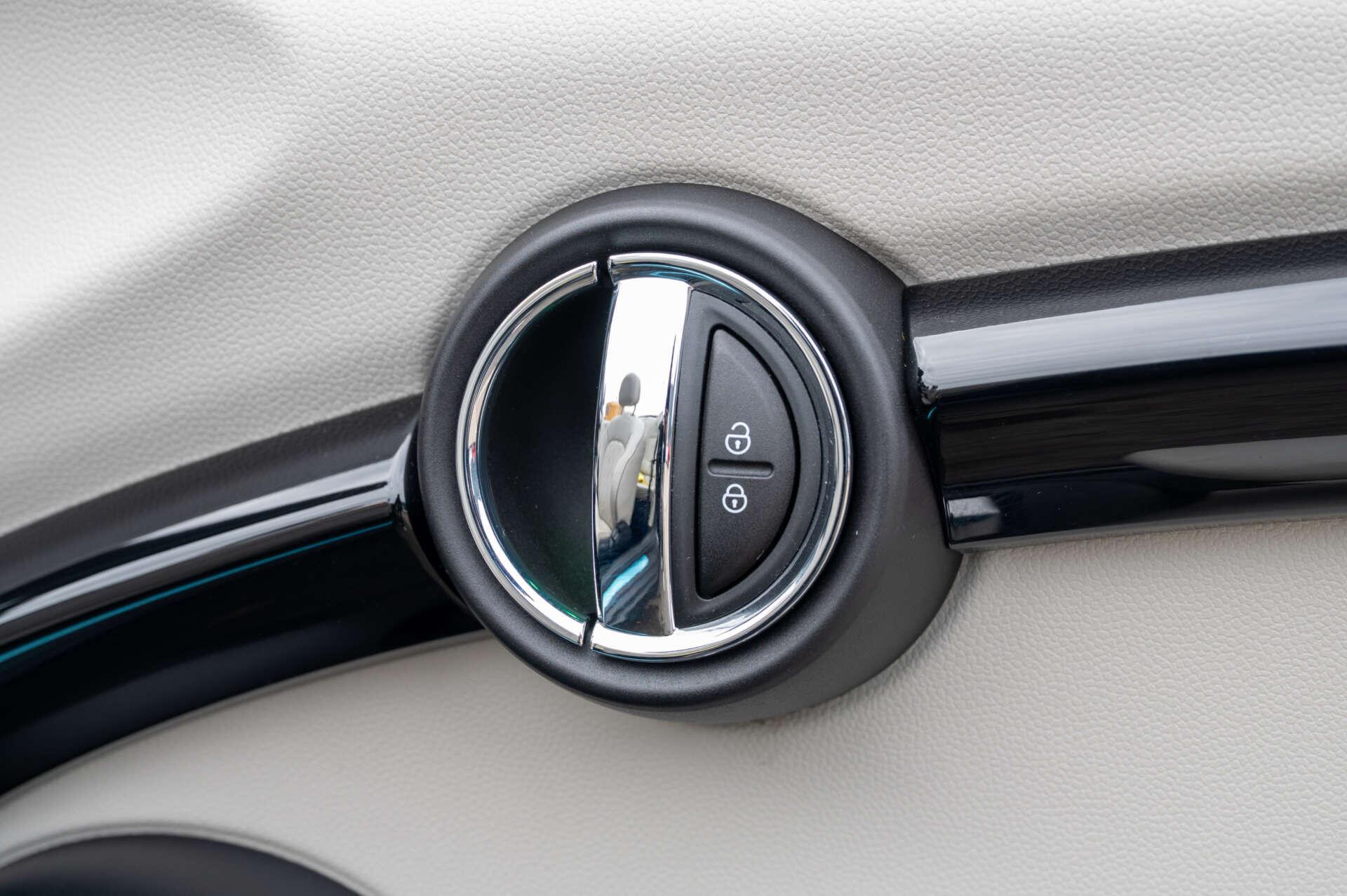 Mini Convertible view 49