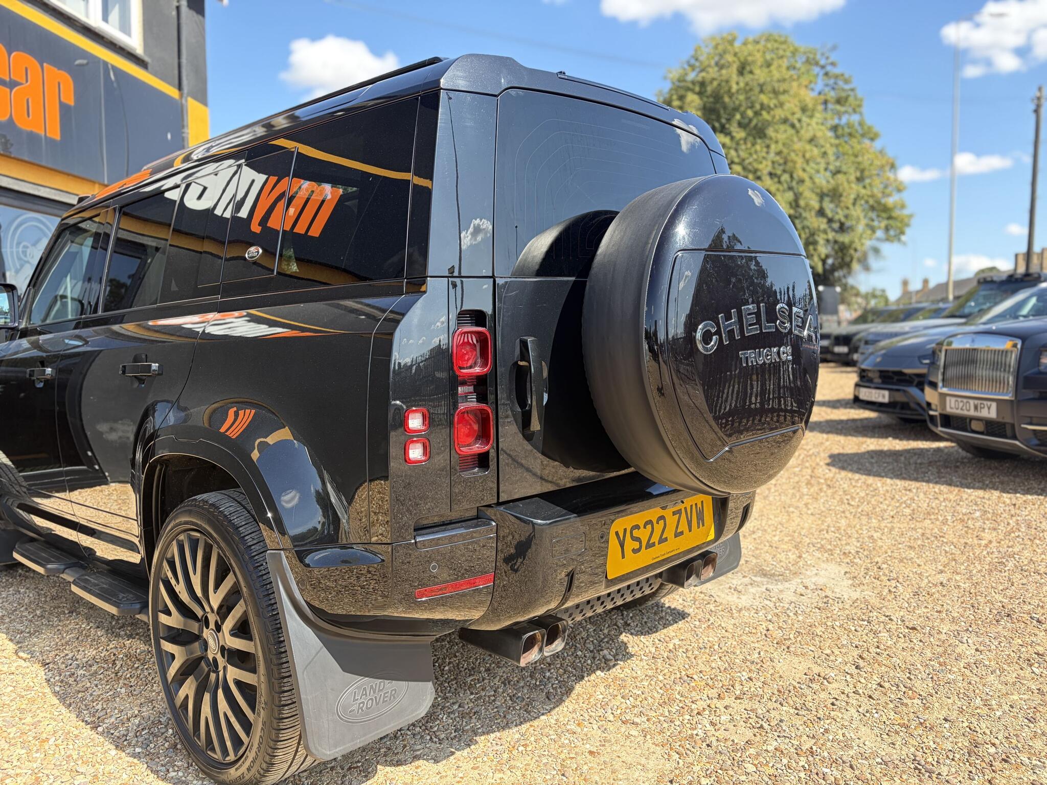 Land Rover Defender 110 view 11