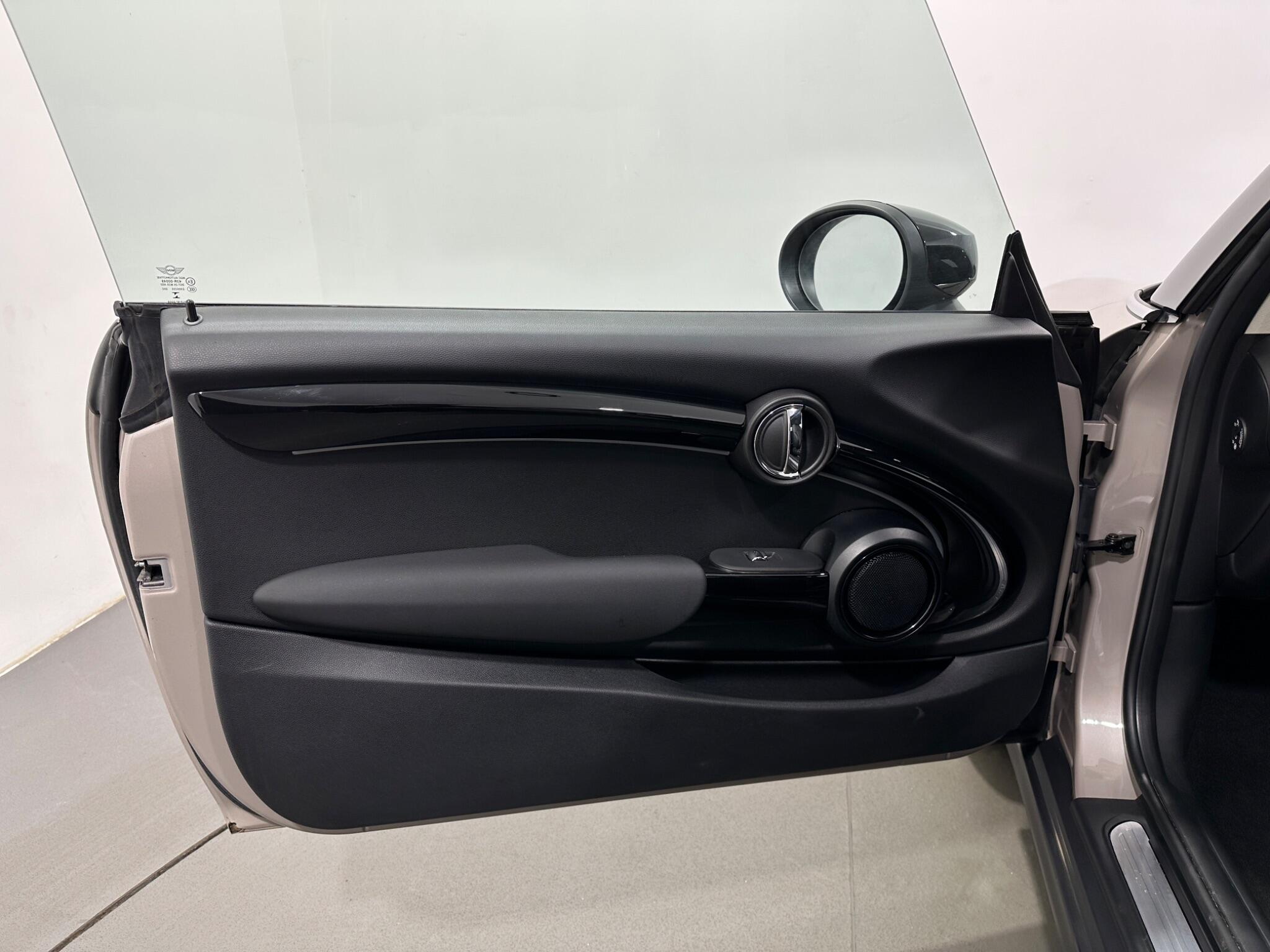 Mini Hatch view 38