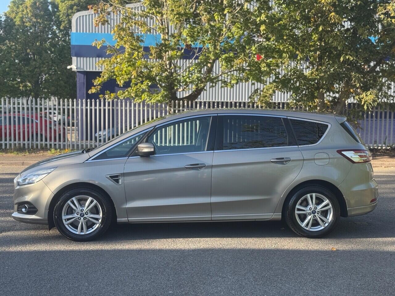 Ford S-Max view 4