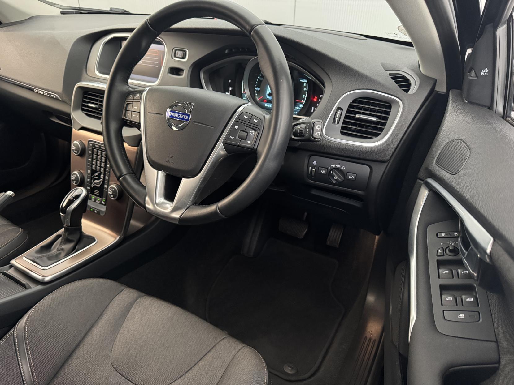 Volvo V40 Cross Country view 49