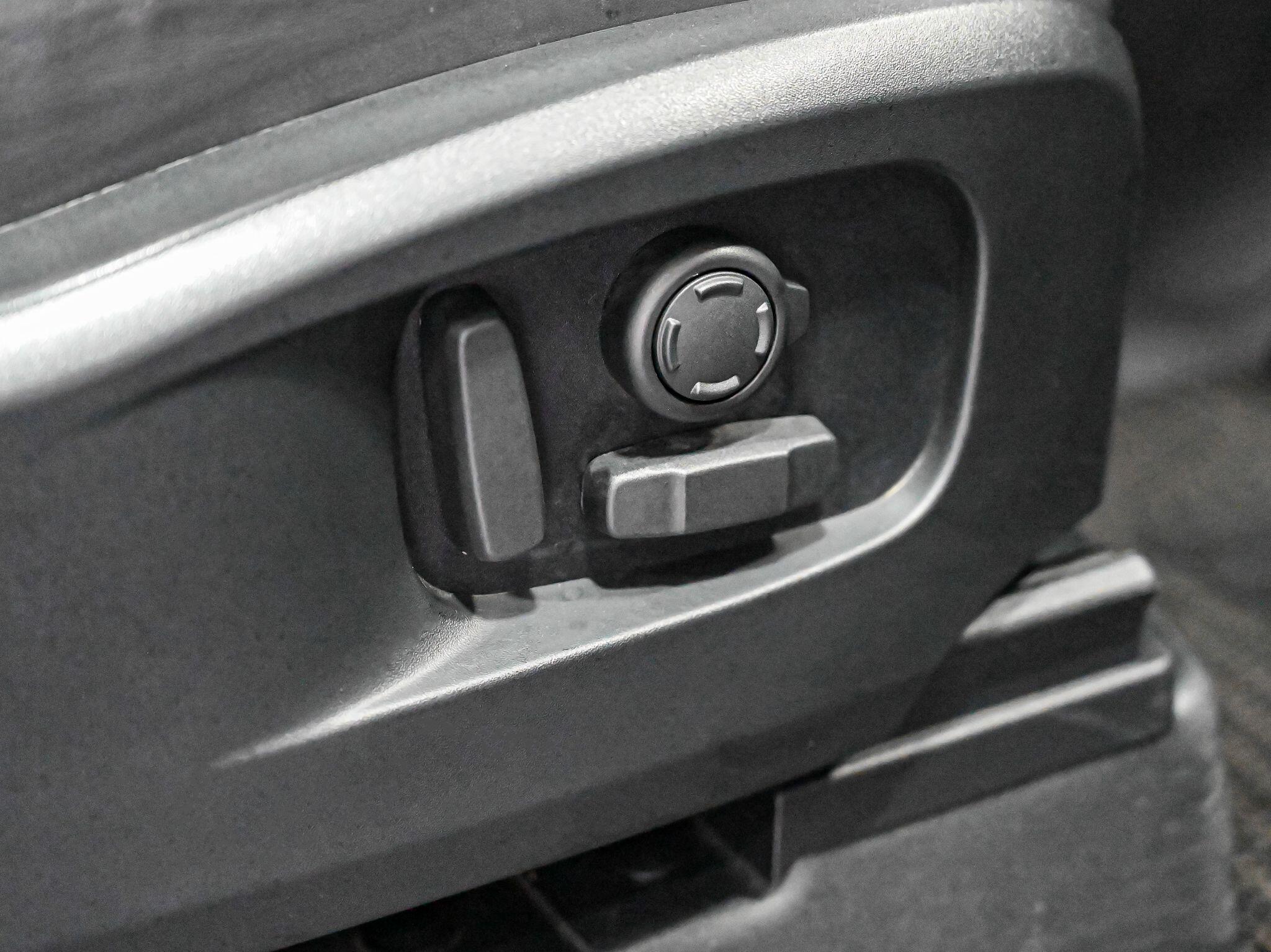 Land Rover Defender view 11