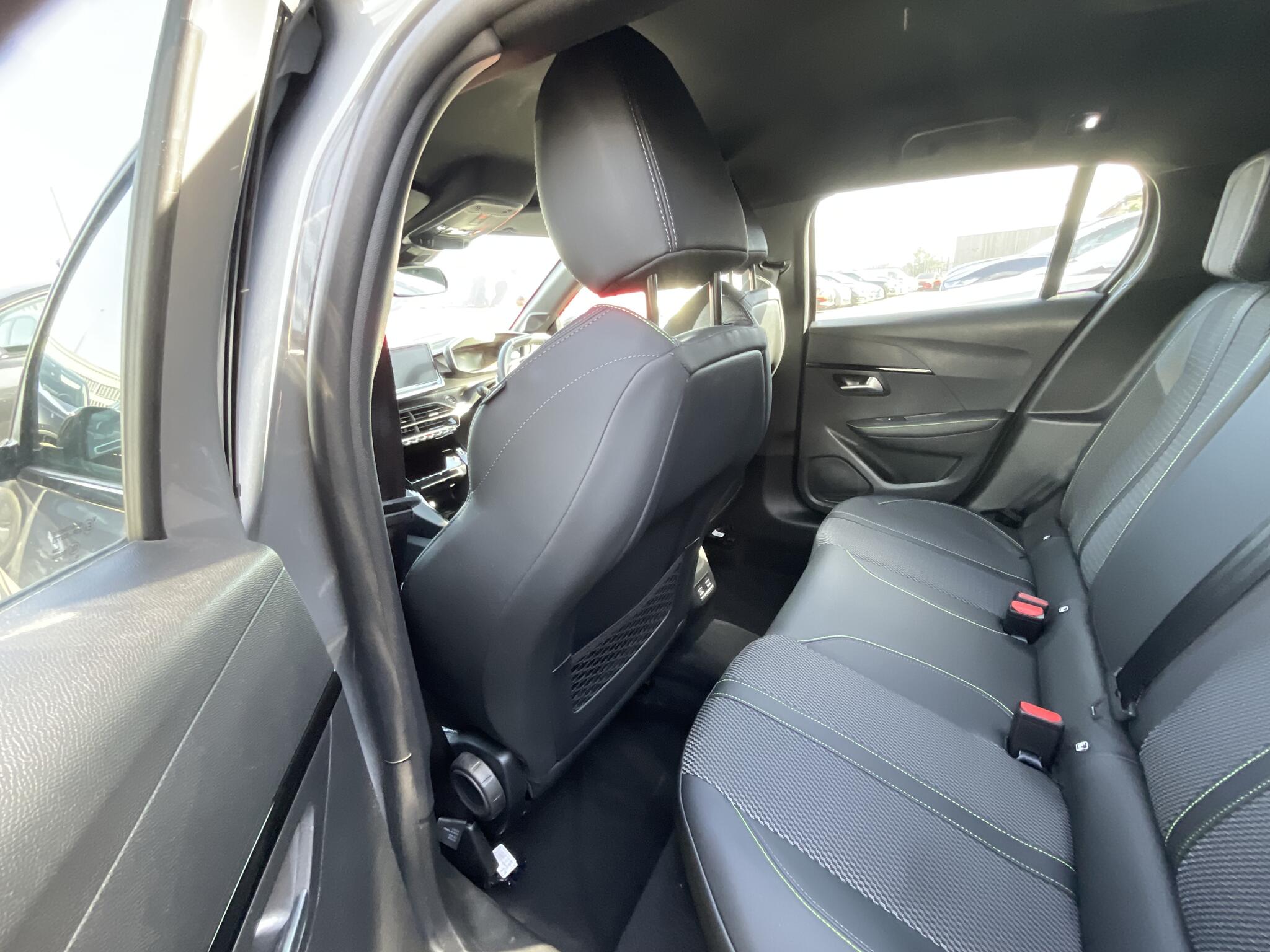 Peugeot 208 view 13