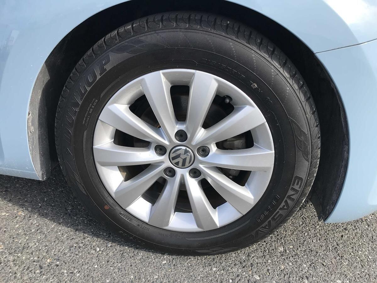 Volkswagen Beetle view 9