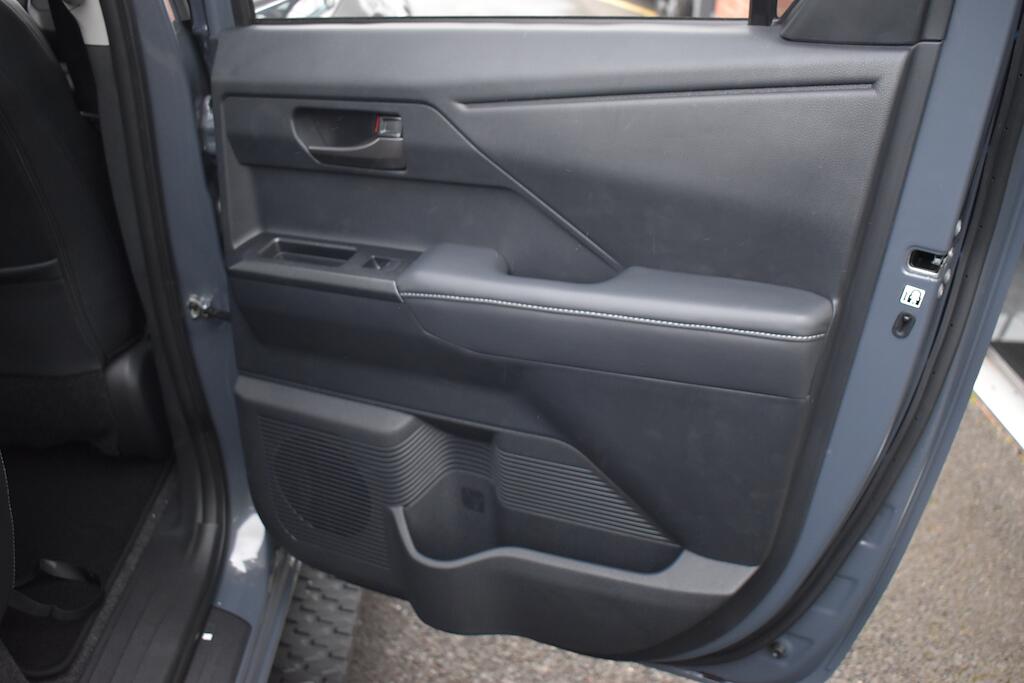 Toyota Hilux view 33