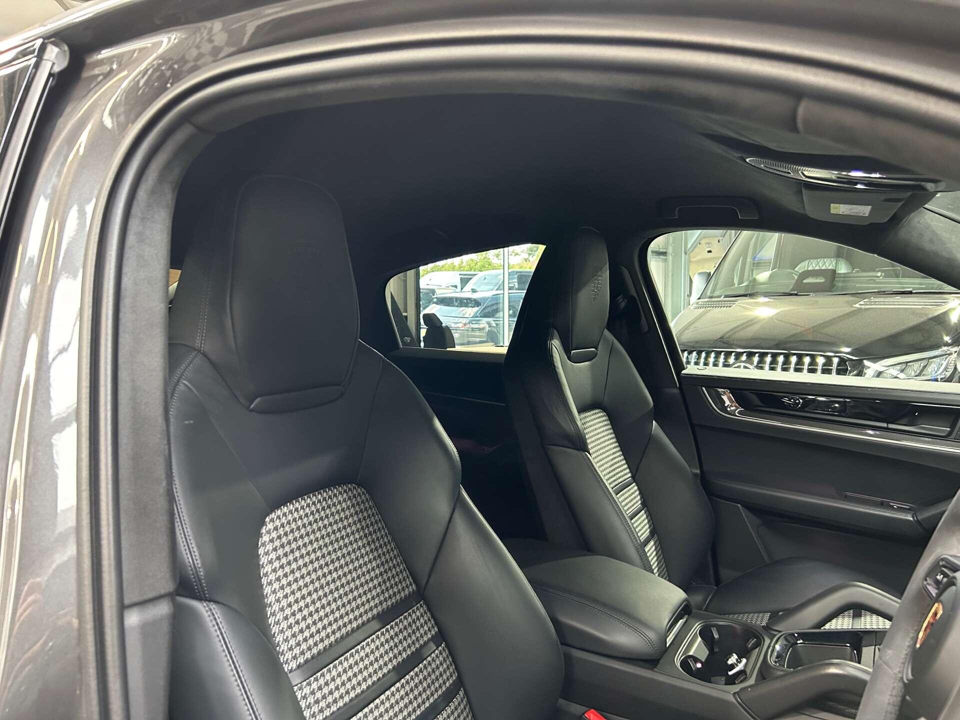 Porsche Cayenne view 25