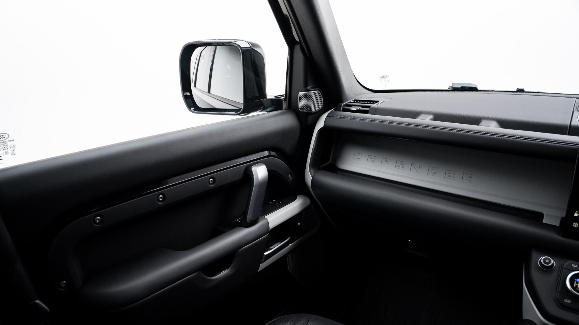 Land Rover Defender view 36