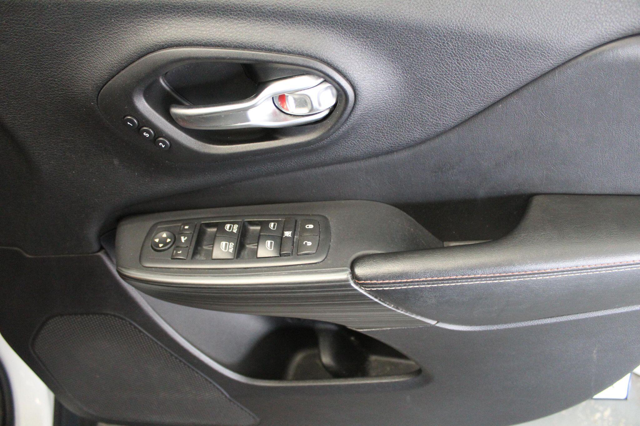 Jeep Cherokee view 51