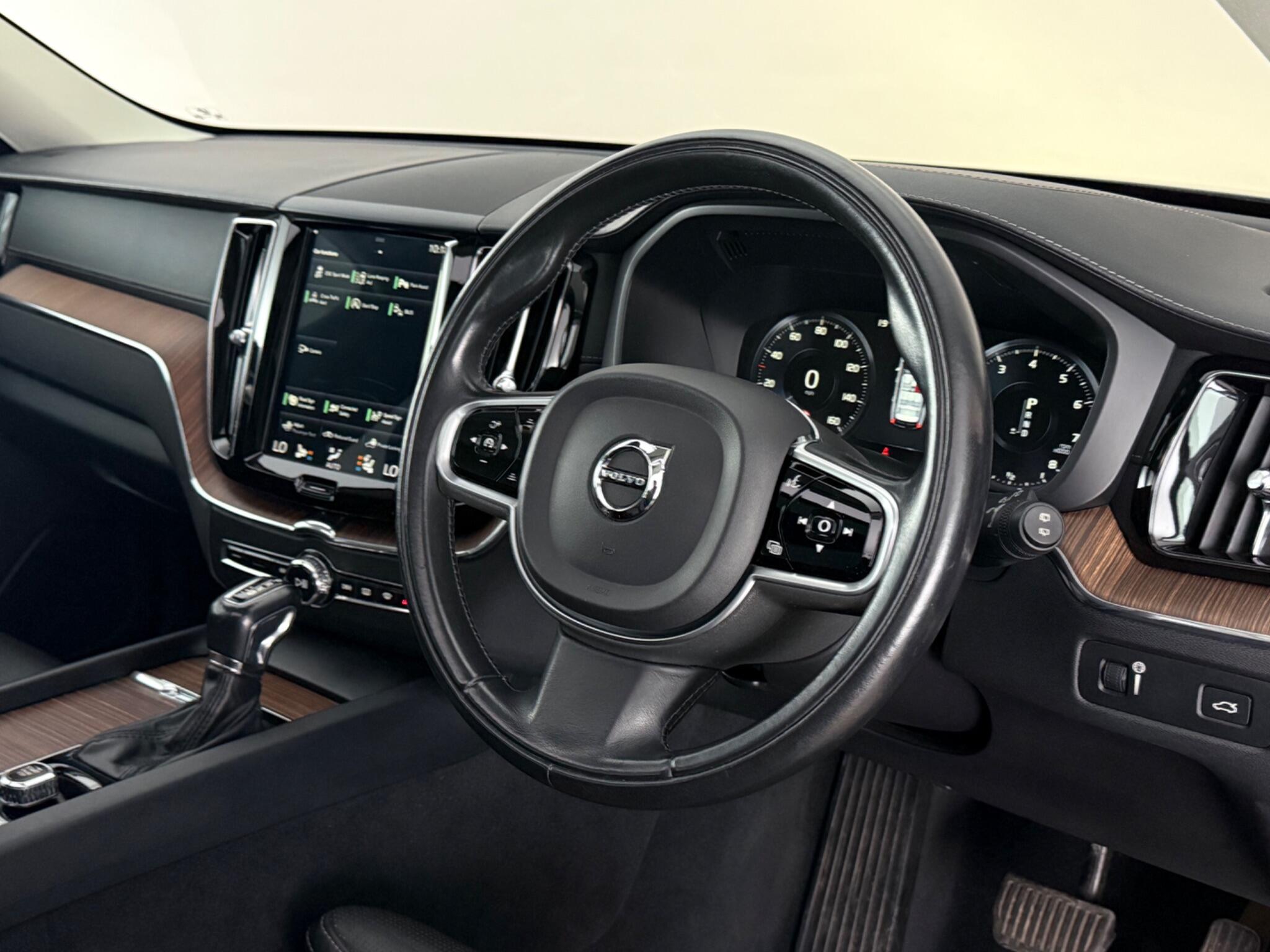 Volvo XC60 view 3