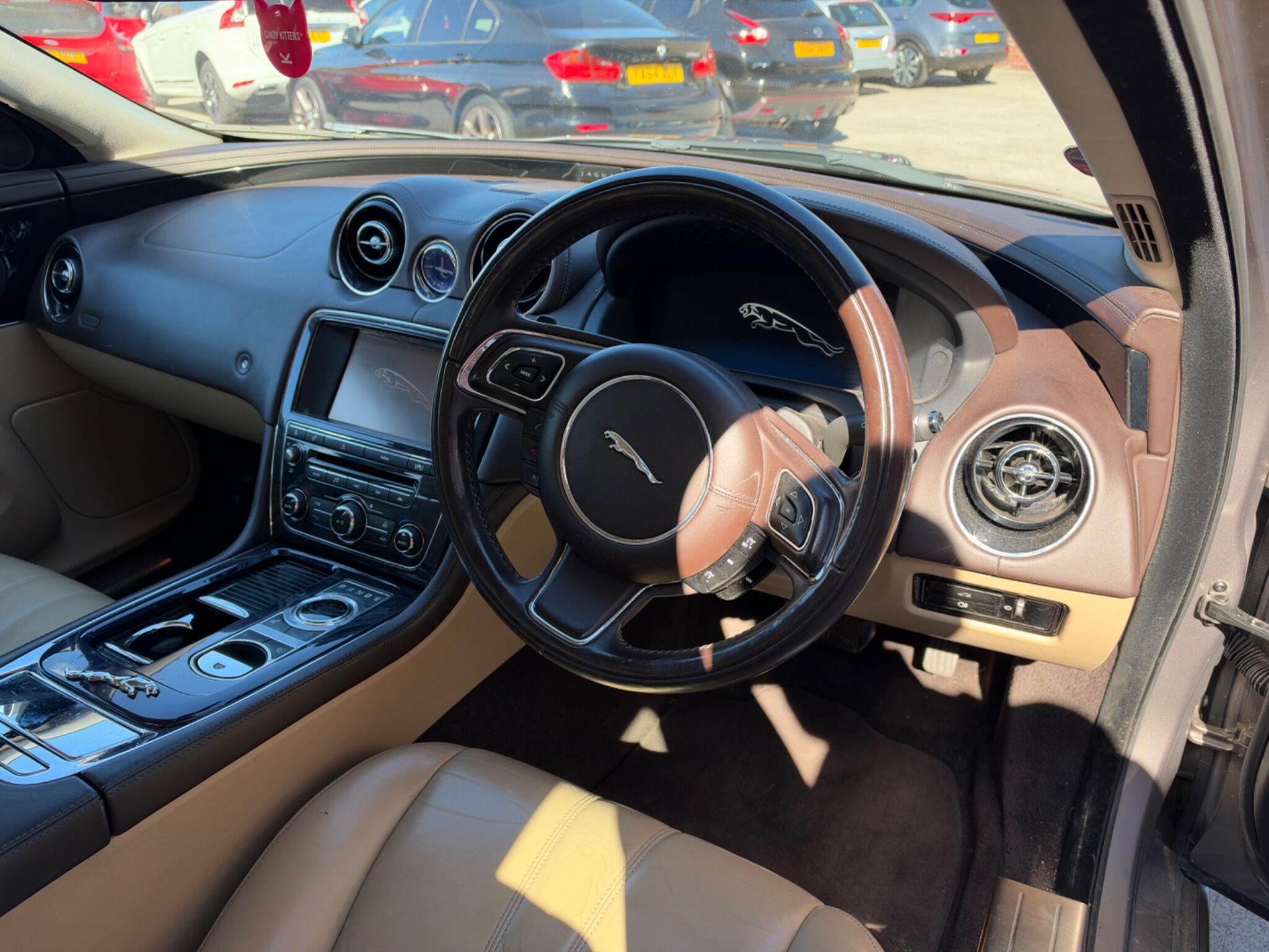 Jaguar XJ view 10