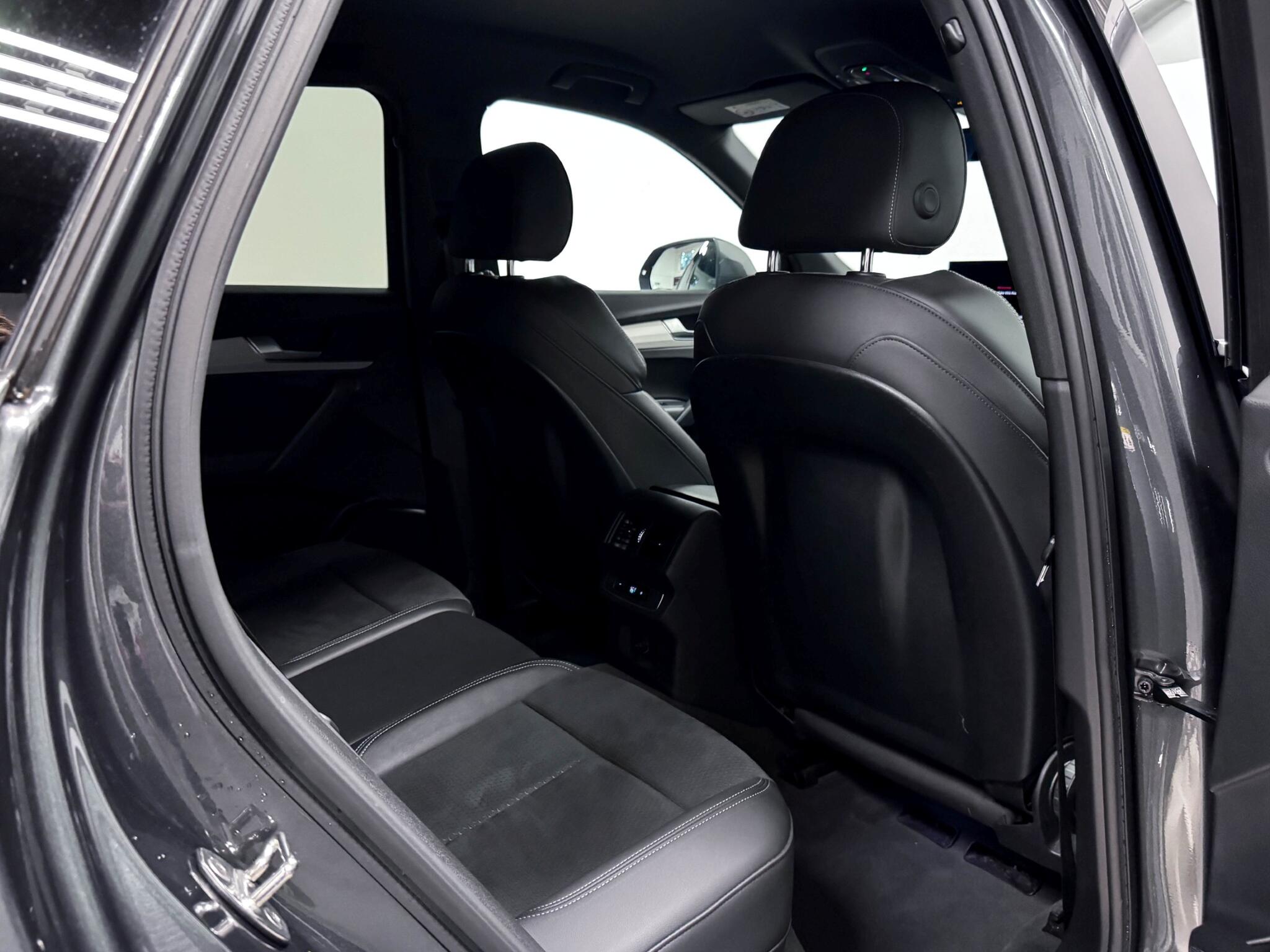 Audi Q5 view 11
