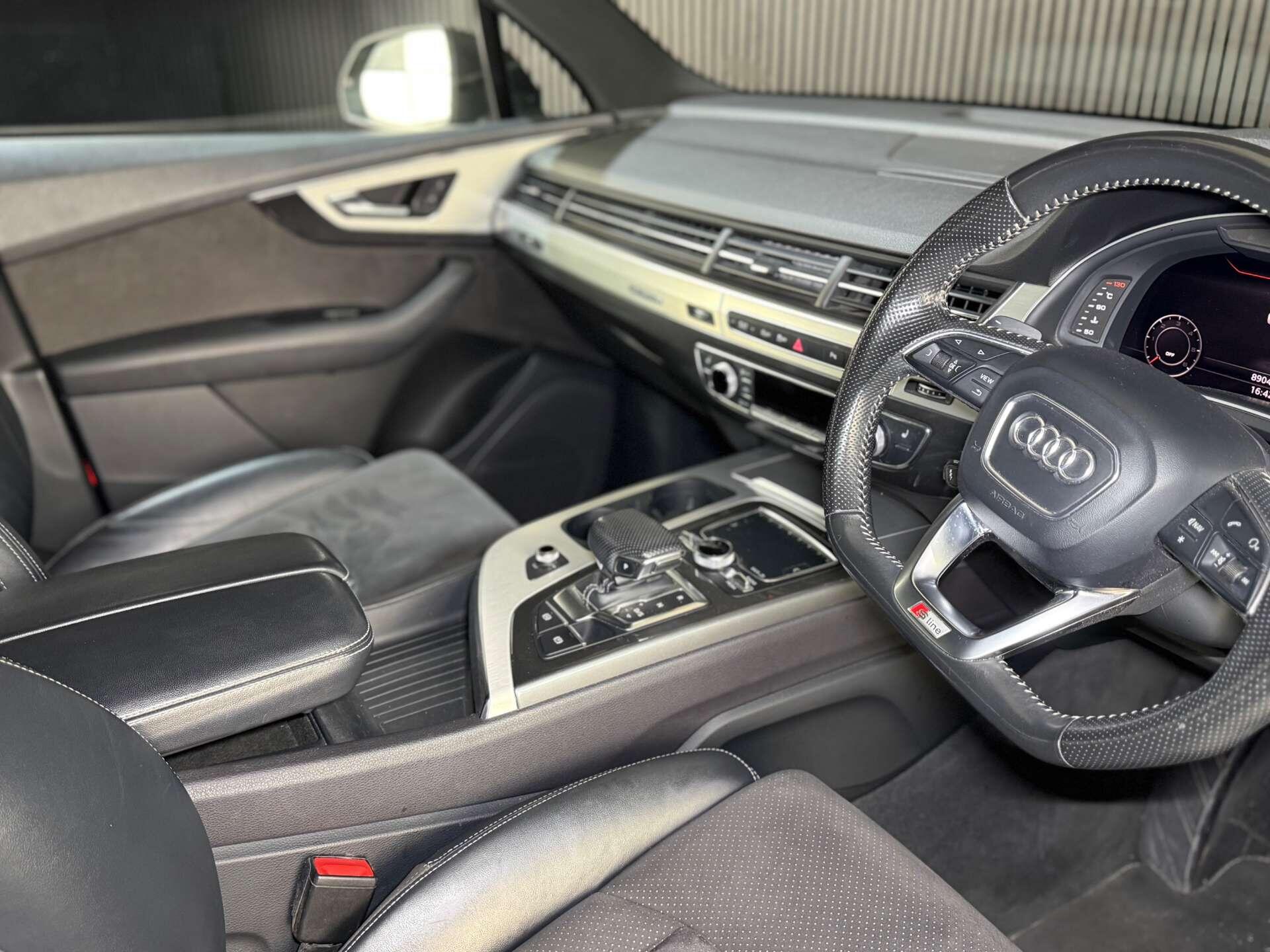 Audi Q7 view 22