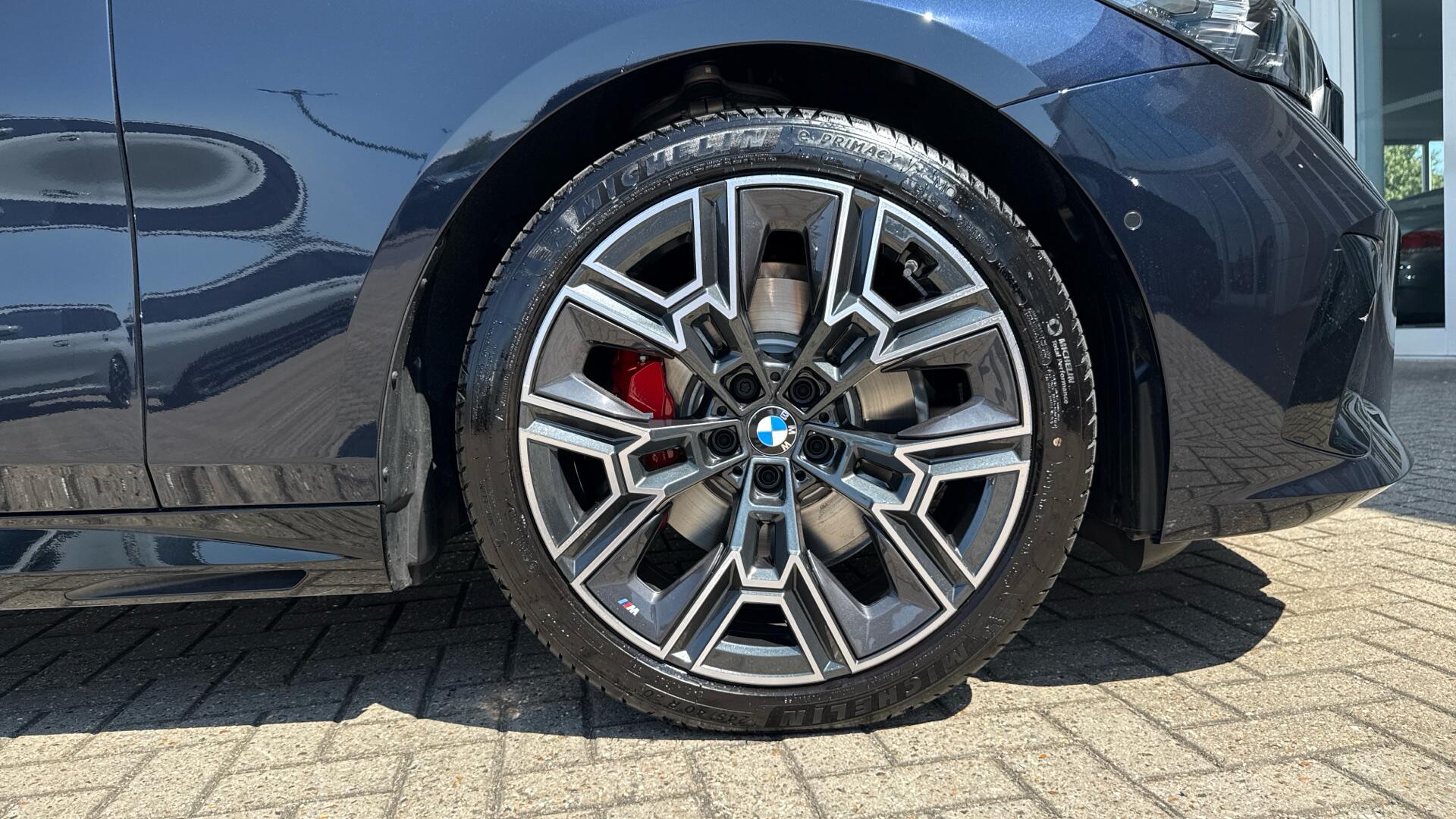 BMW 5 Series view 14